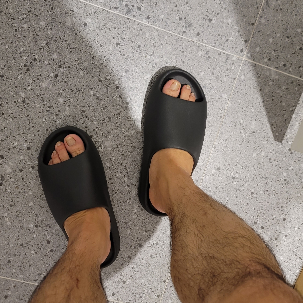 Adidas Yeezy Slide Onyx 착용 스타일 - 2