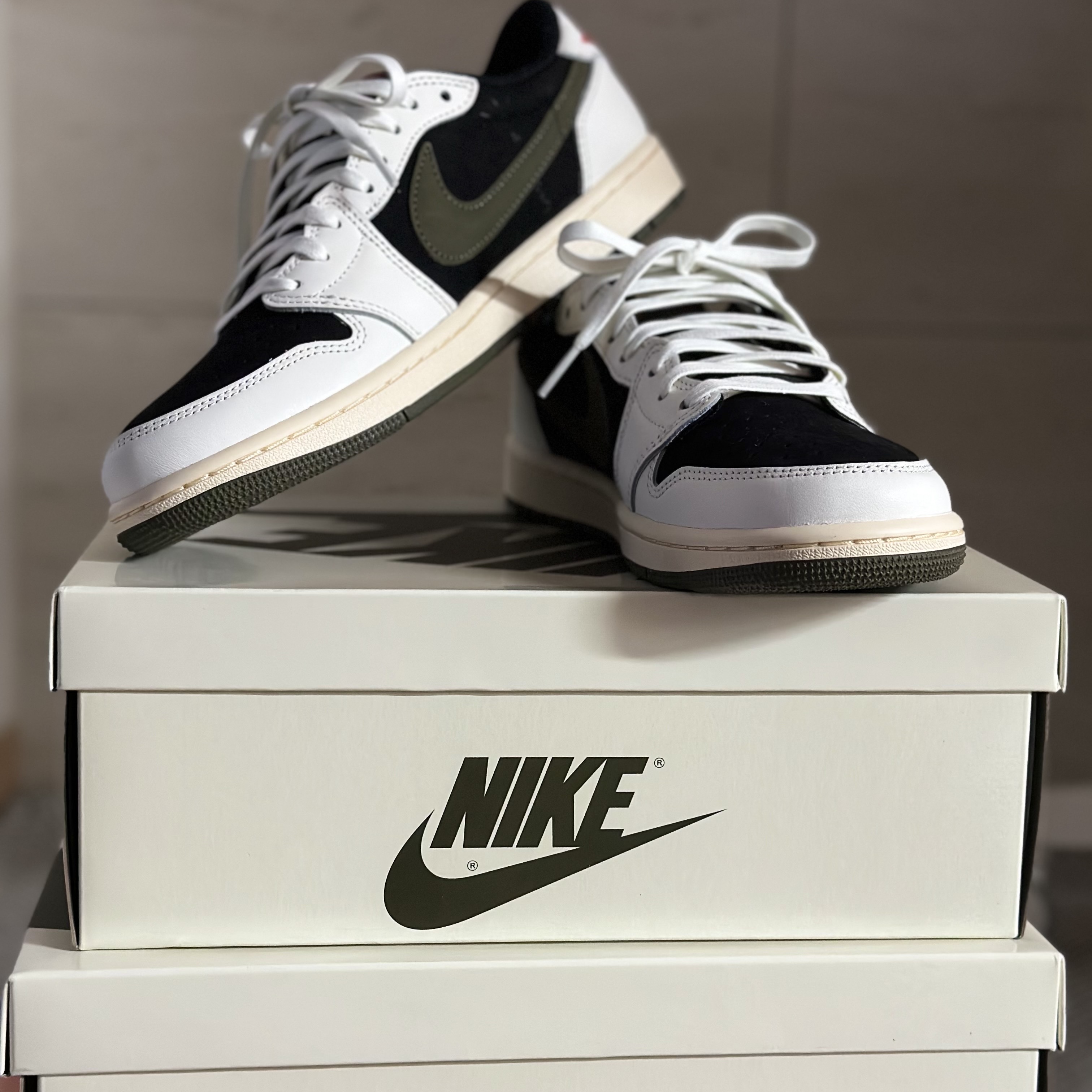 (W) Jordan 1 x Travis Scott Retro Low OG SP Medium Olive 착용 스타일 - 2
