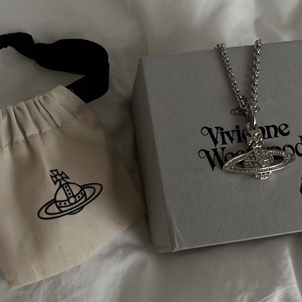 Vivienne Westwood Mini Bas Relief Pendant Silver 착용 스타일