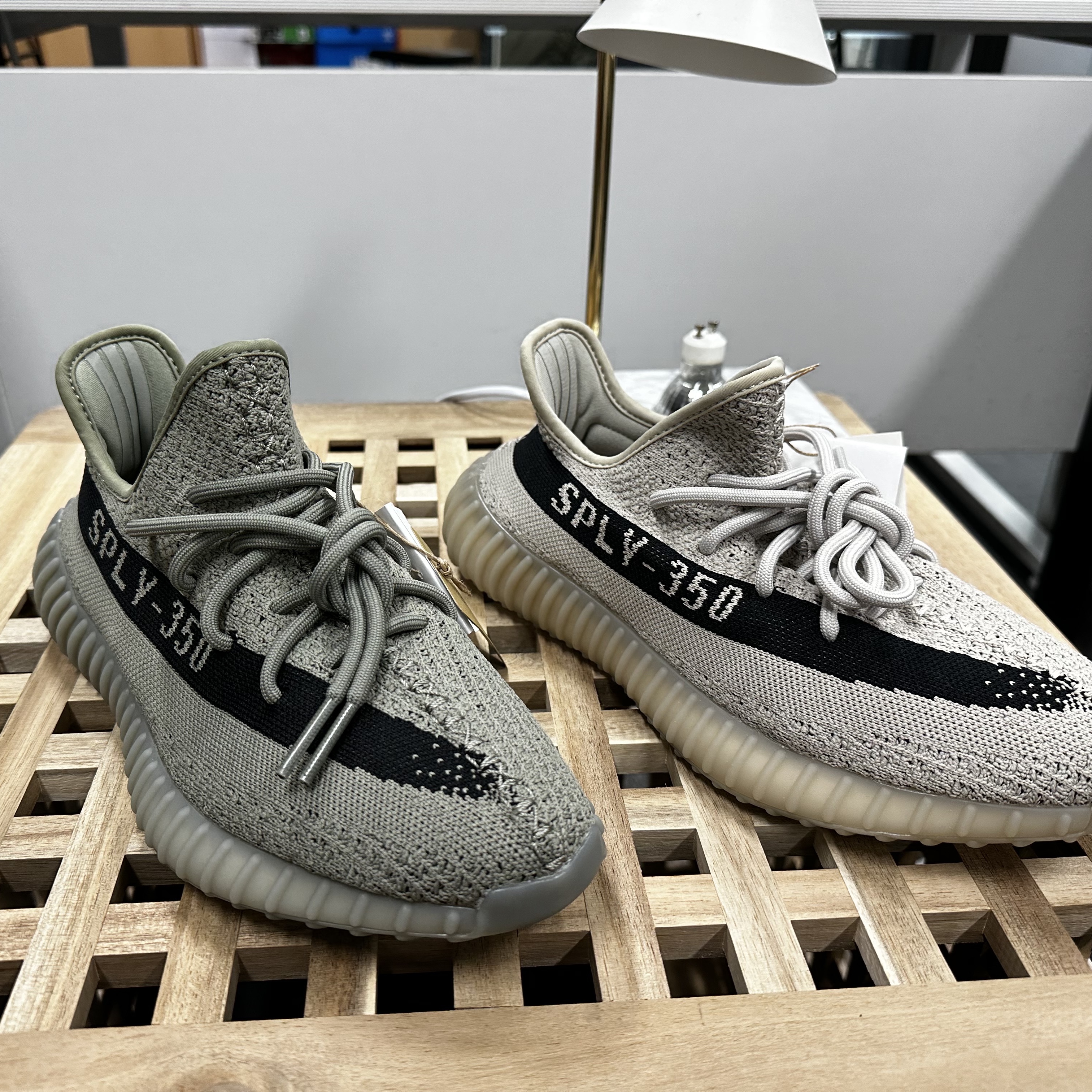 Adidas Yeezy Boost 350 V2 Slate Core Black 2022/2023, Adidas Yeezy Boost 350 V2 Granite Core Black 착용 스타일 - 4