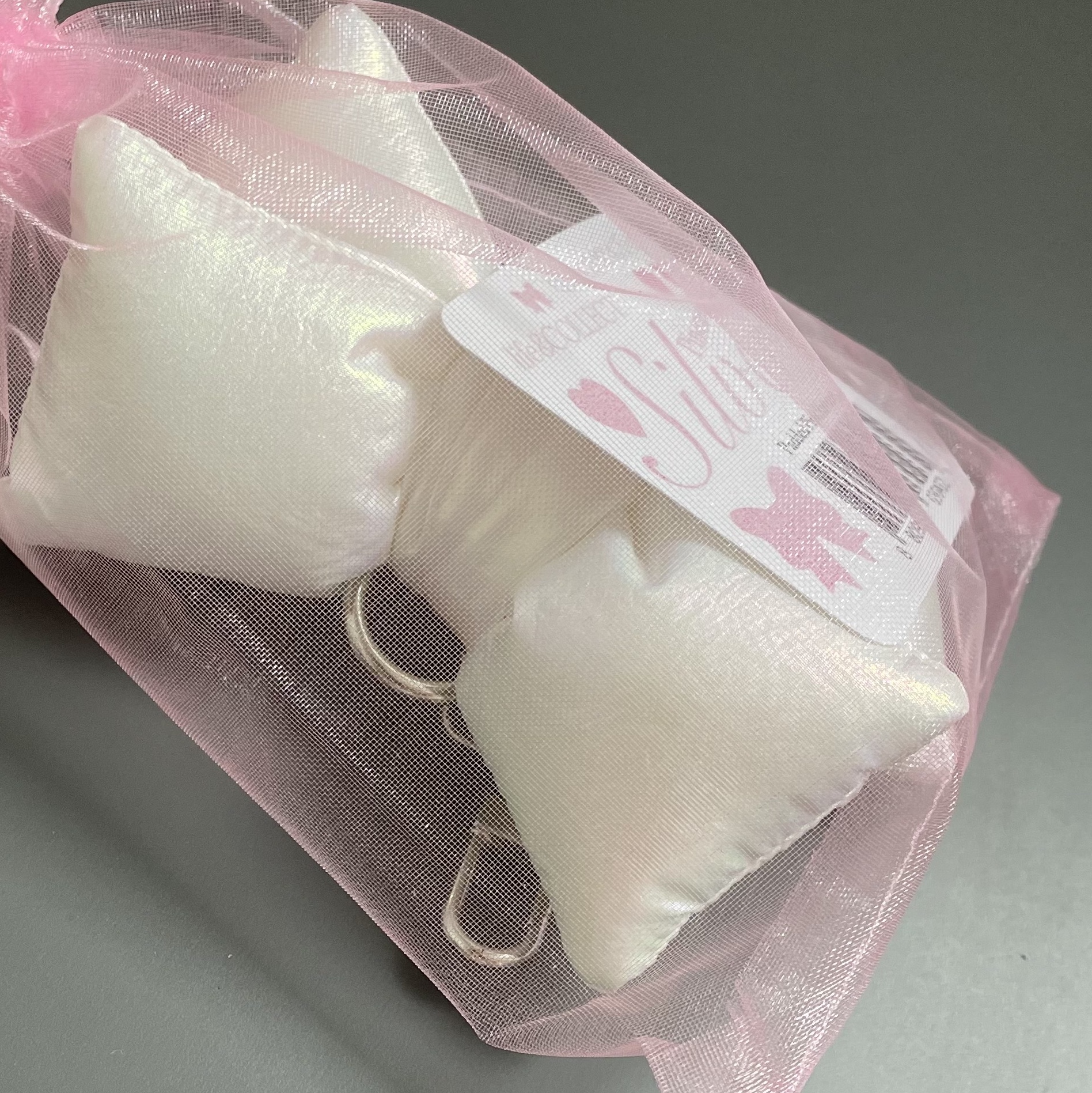 [KREAM 단독] Bloomingtale Padded Ribbon Keyring White 착용 스타일