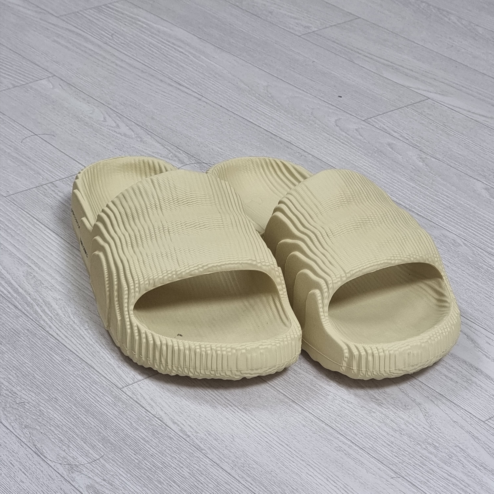 Adidas Adilette 22 Desert Sand 착용 스타일