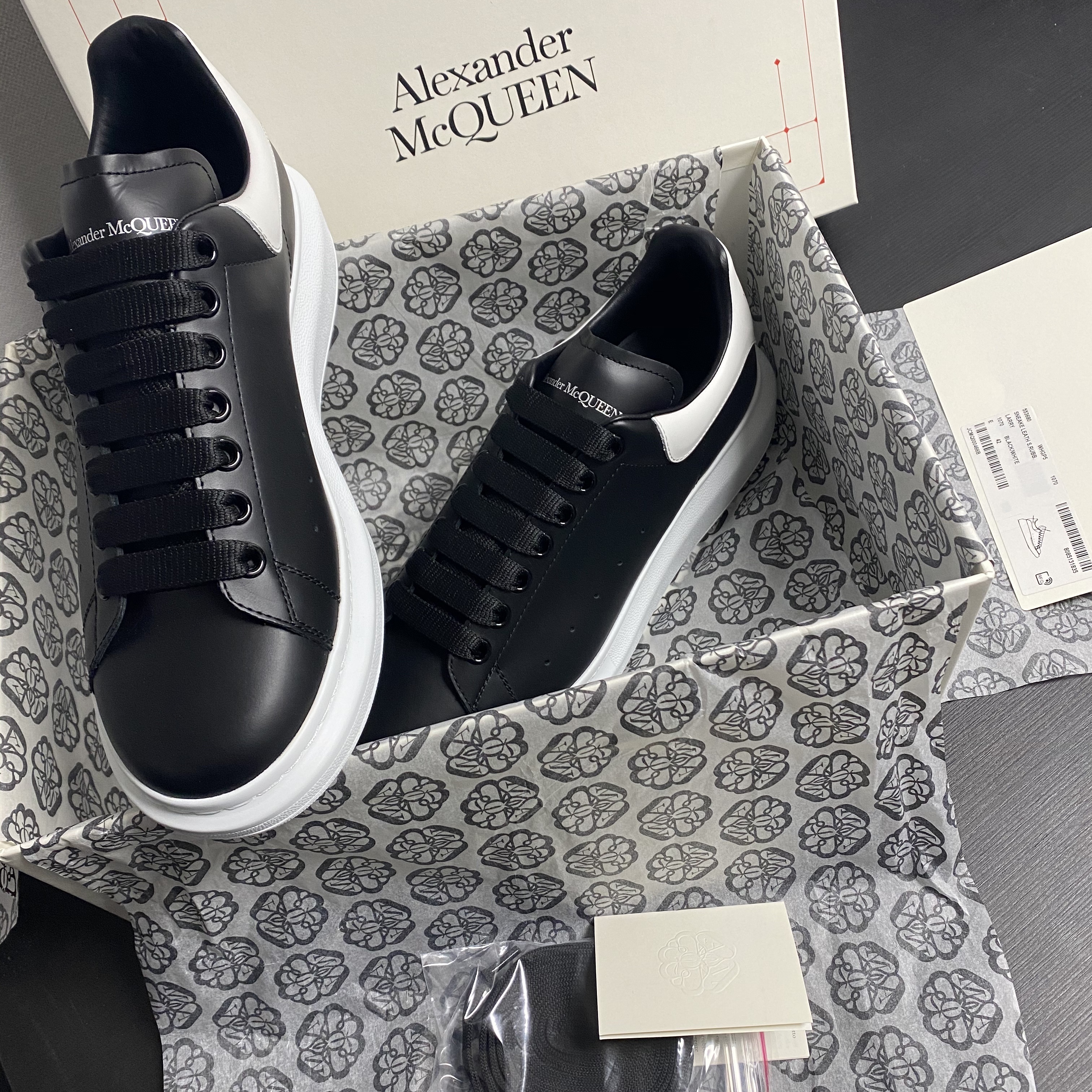 Alexander McQueen Oversized Sneakers Black White 착용 스타일