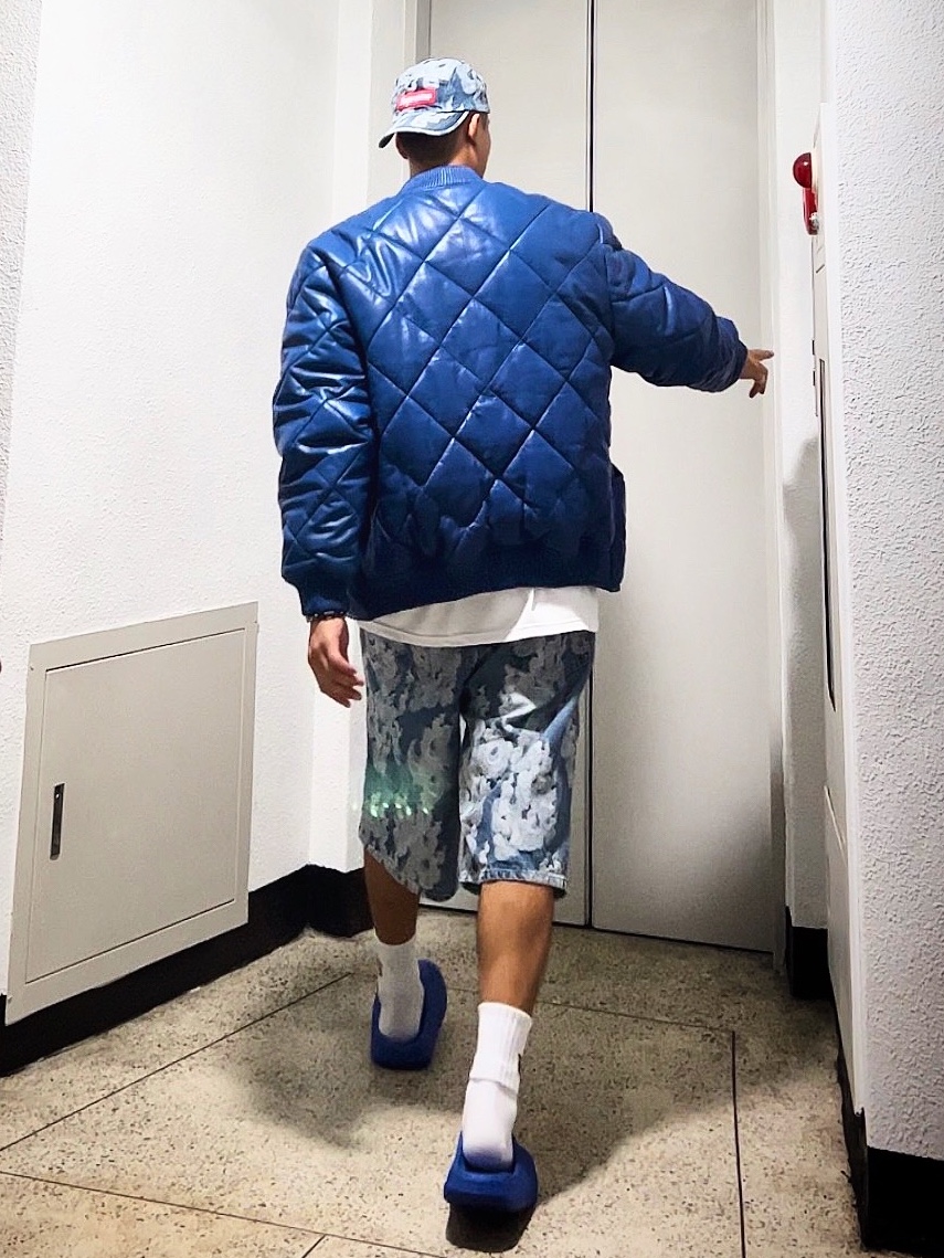 Supreme Flames Jacquard Denim Camp Cap Washed Indigo - 23SS, Supreme Flames Jacquard Baggy Denim Shorts Washed Indigo - 23SS 착용 스타일 - 4