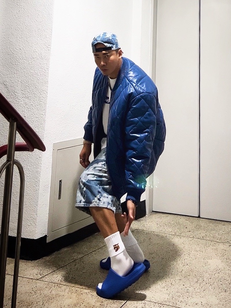 Supreme Flames Jacquard Denim Camp Cap Washed Indigo - 23SS, Supreme Flames Jacquard Baggy Denim Shorts Washed Indigo - 23SS 착용 스타일 - 2
