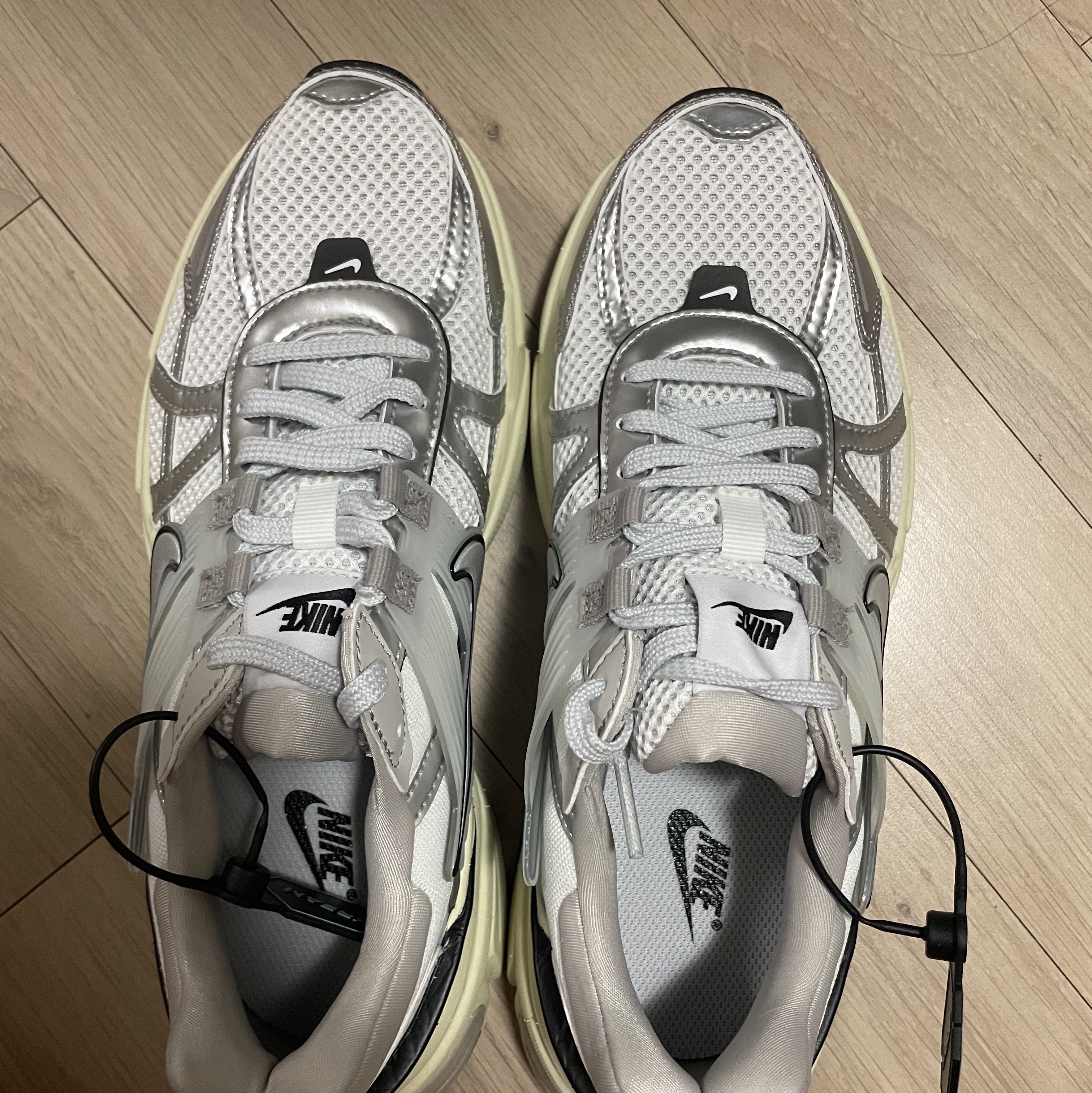 Nike V2K Run Summit White Metallic Silver 착용 스타일