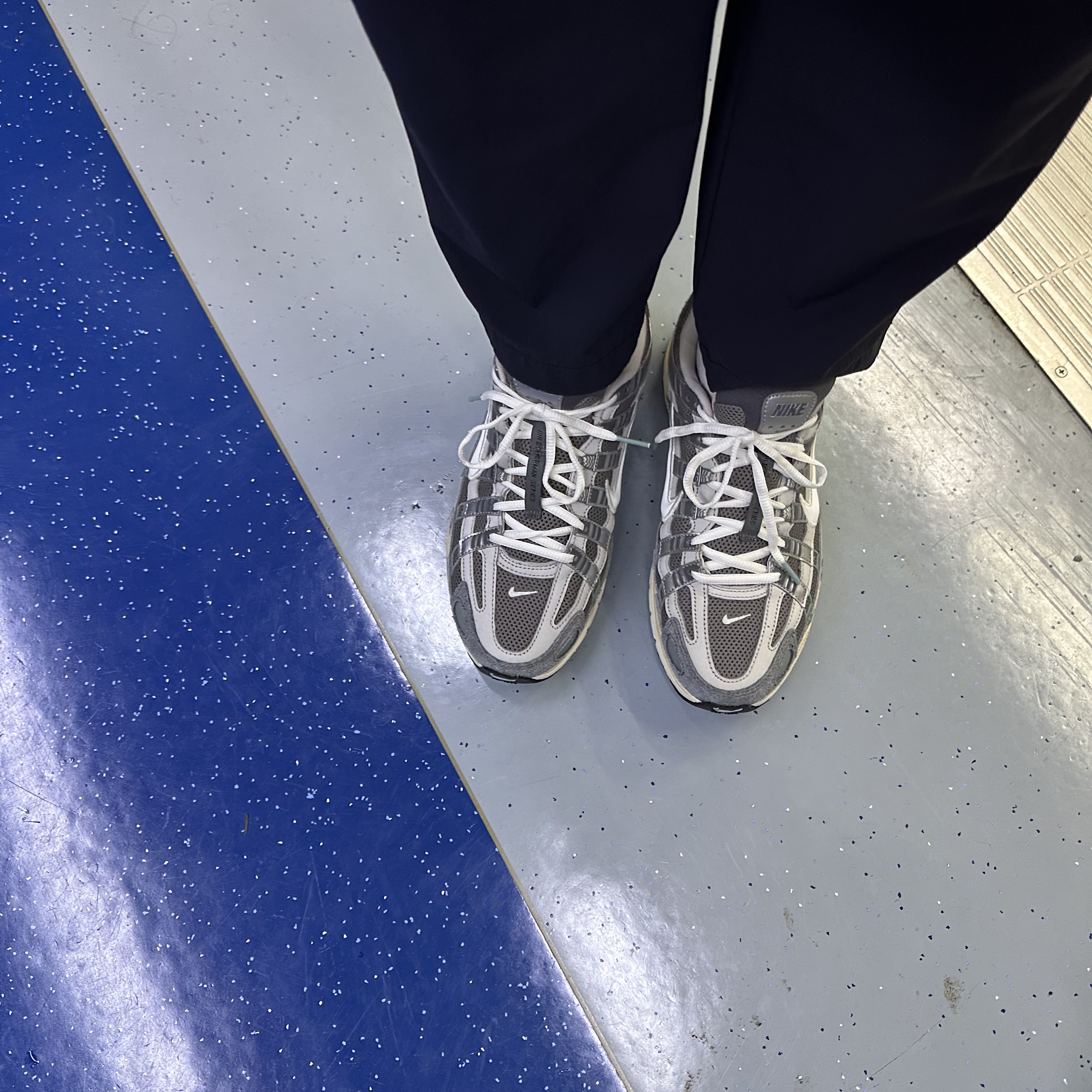 Nike P-6000 Flat Pewter Light Iron Ore 착용 스타일