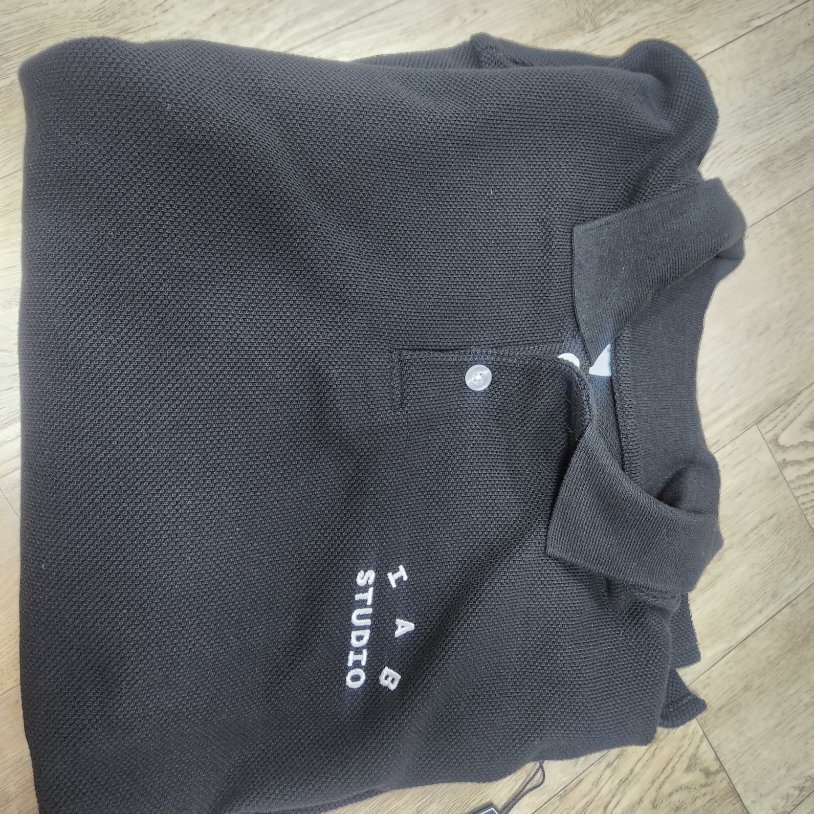 IAB Studio Cropped Pique Shirt Black - The Hyundai Seoul Exclusive 착용 스타일