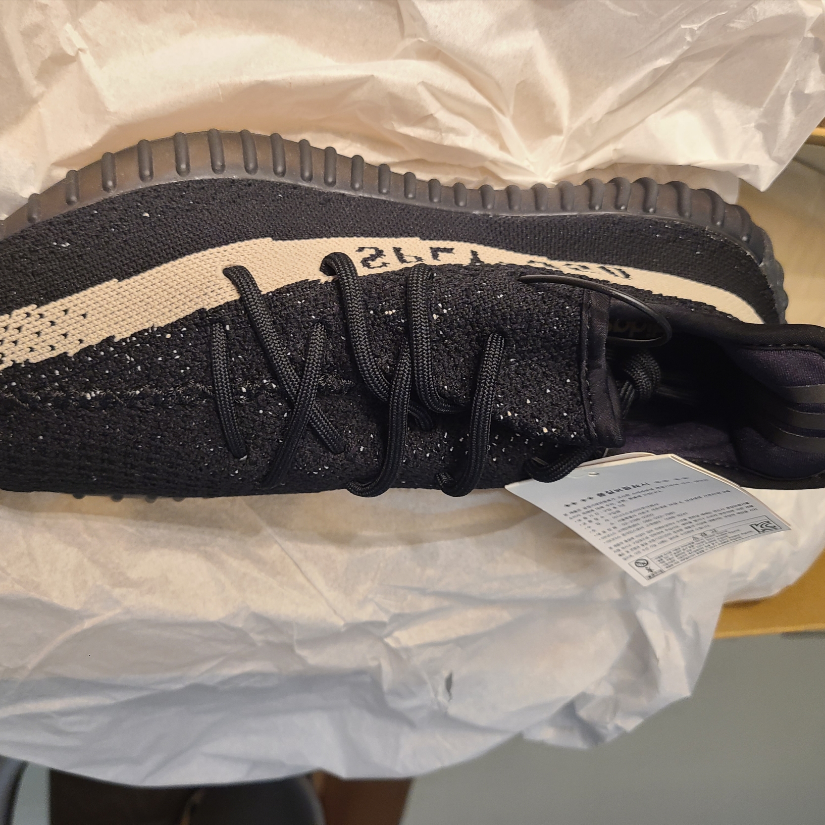 Adidas Yeezy Boost 350 V2 Core Black White 2016 착용 스타일 - 1