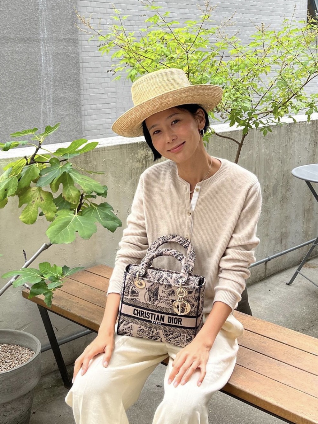 Dior Medium Lady D Lite Bag Toile De Jouy Embroidery Blue 착용 스타일