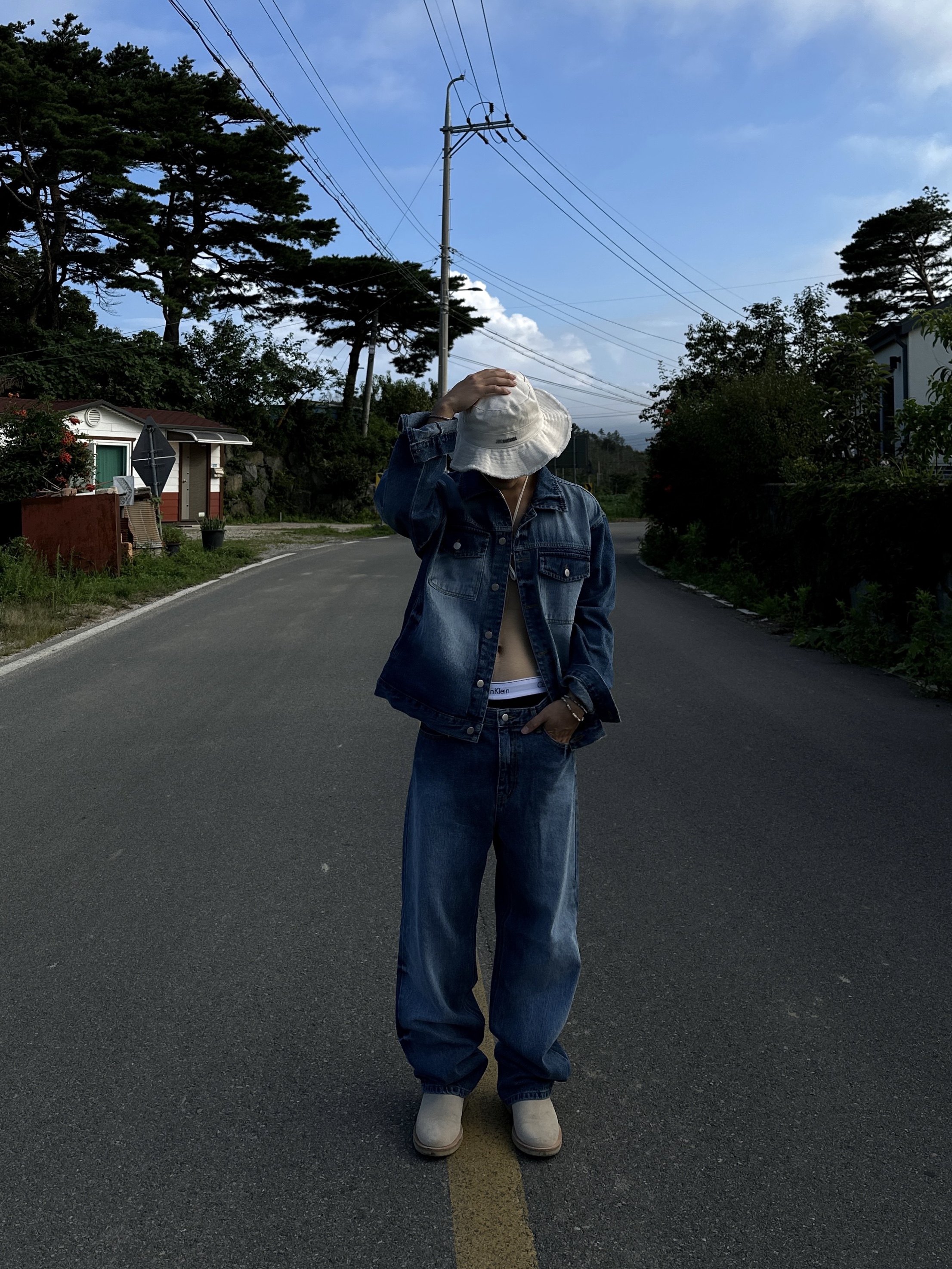Jacquemus Le Bob Artichaut Bucket Hat Off White 착용 스타일