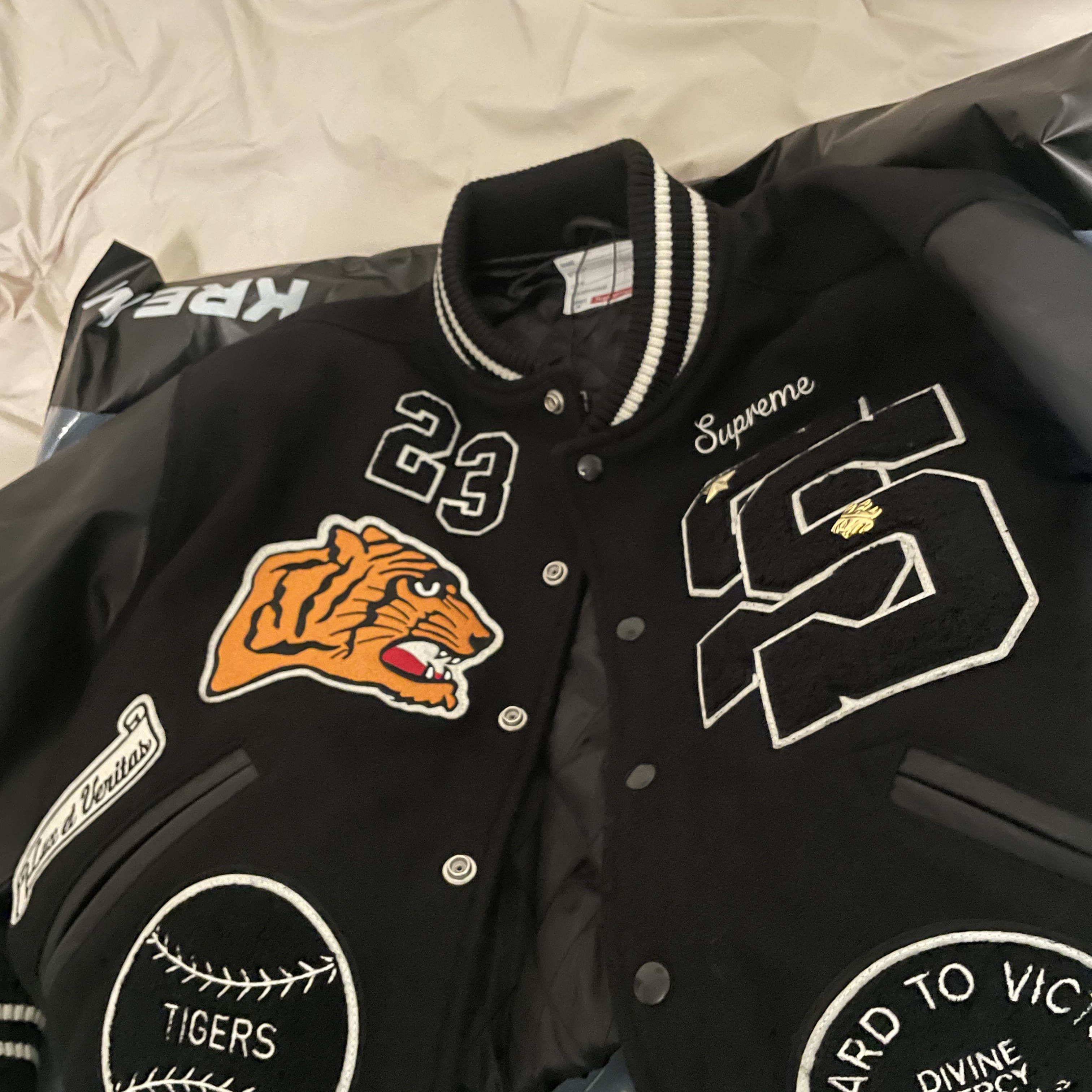 Supreme Tiger Varsity Jacket Black - 23FW, Supreme Tiger Varsity Jacket Orange - 23FW 착용 스타일 - 4