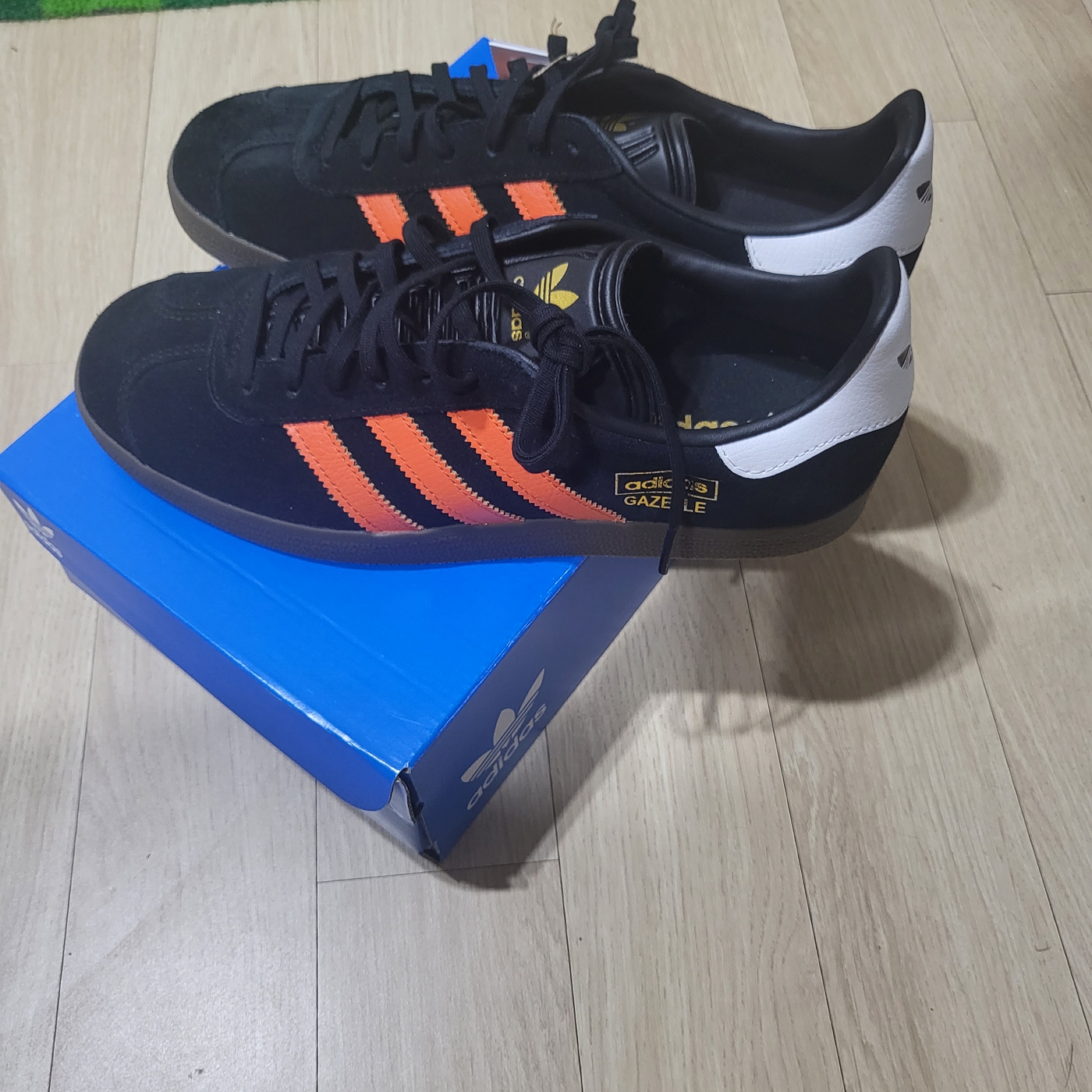 Adidas Gazelle Core Black Orange 착용 스타일 - 2