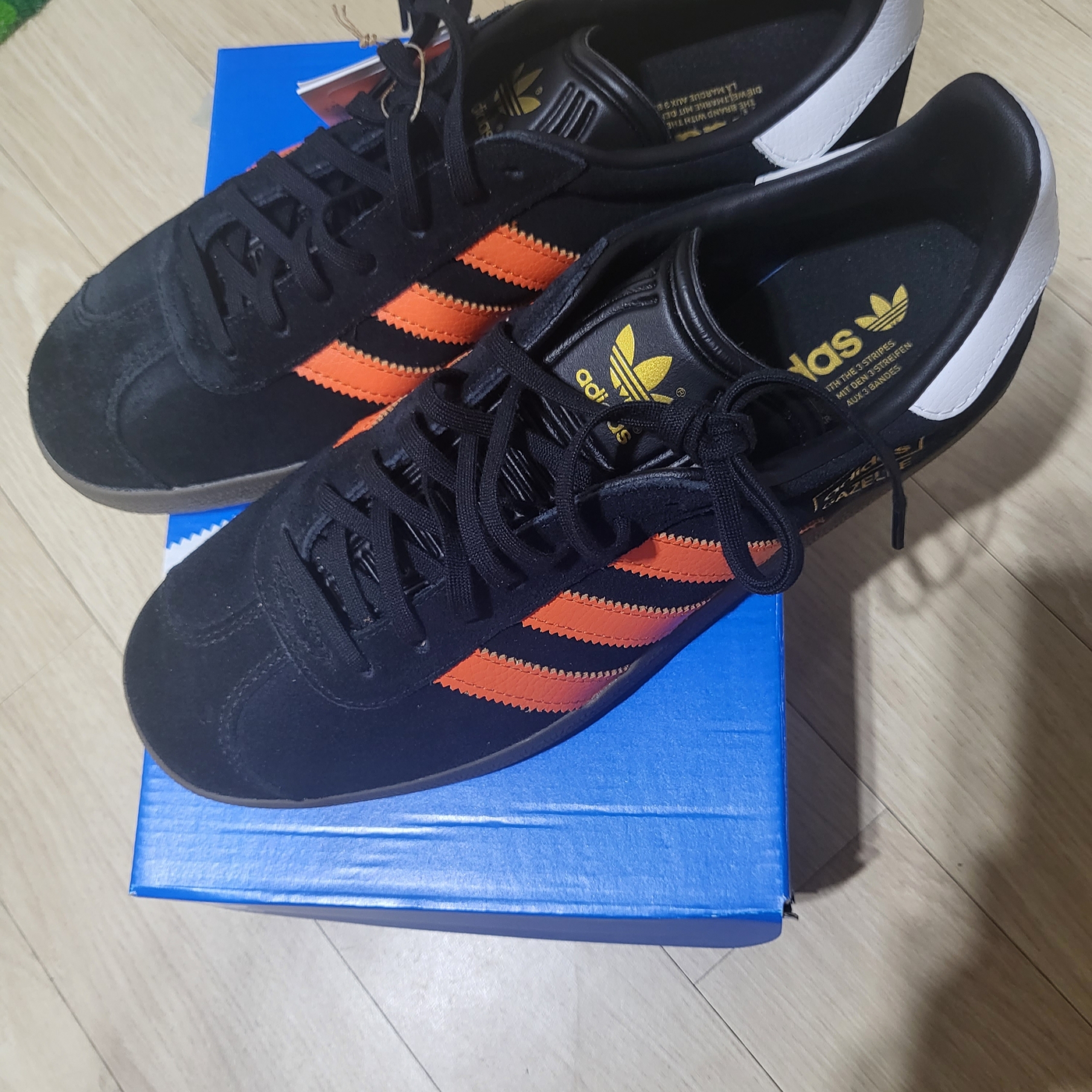Adidas Gazelle Core Black Orange 착용 스타일 - 3
