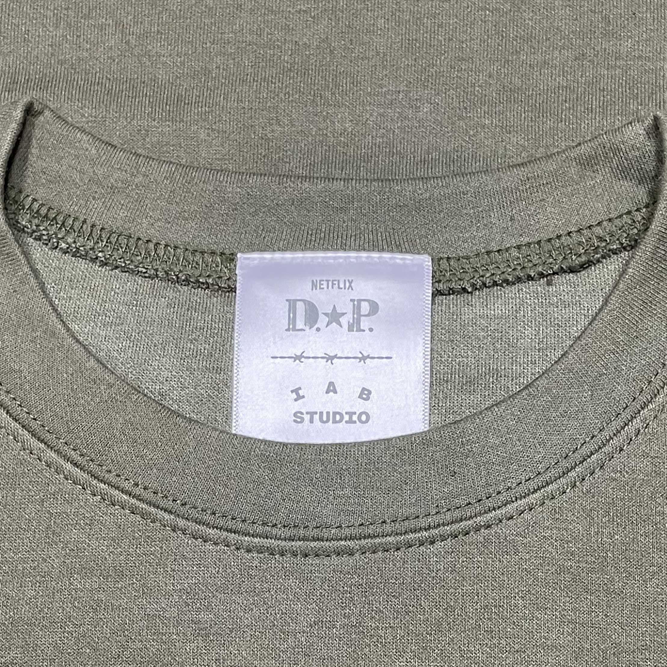 IAB Studio x D.P. T-Shirt Army Green 착용 스타일 - 2