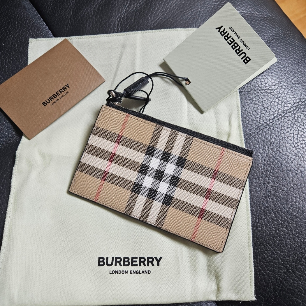 Burberry Vintage Check Zip Card Case Archive Beige 착용 스타일 - 2