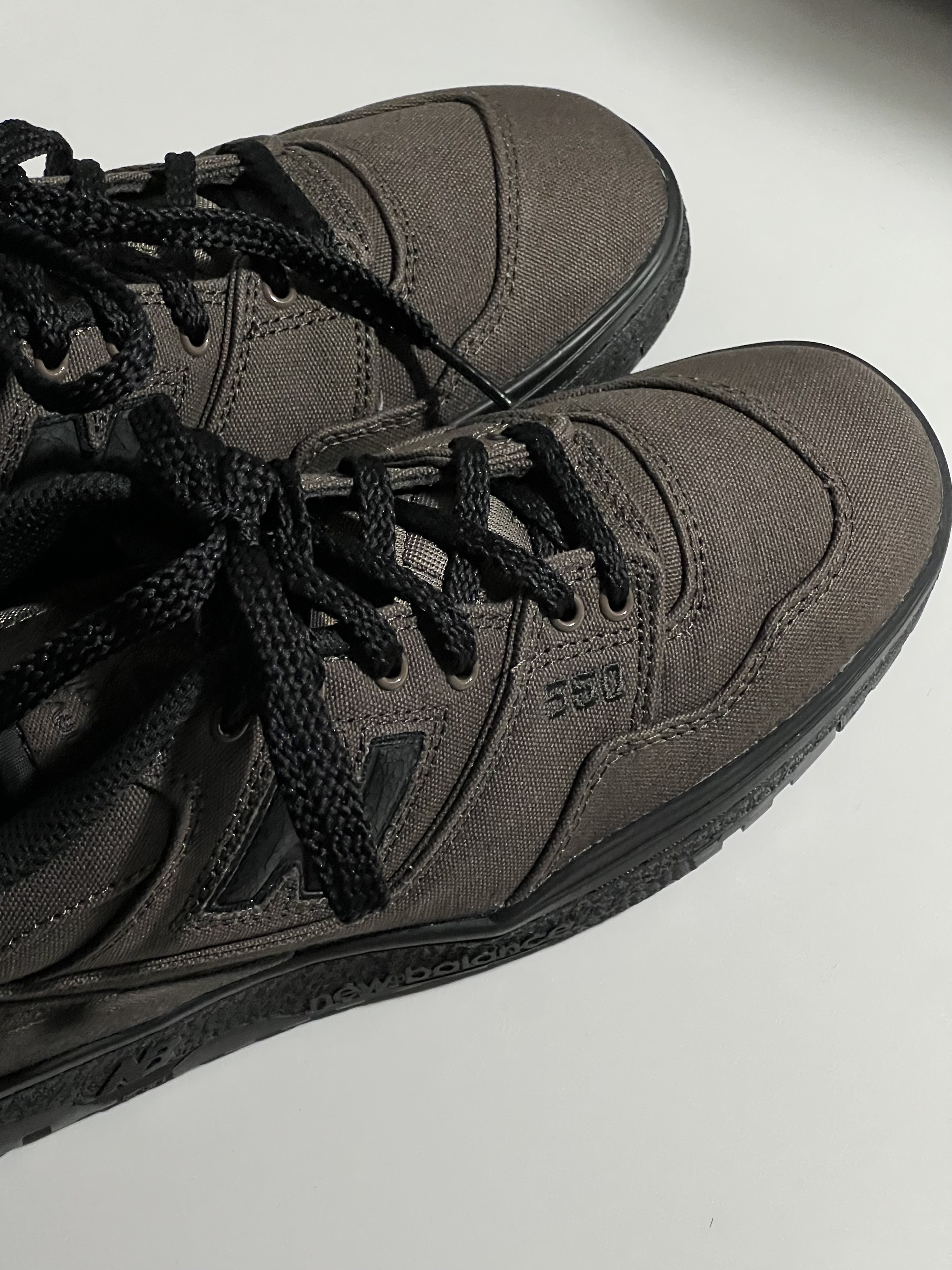New Balance x Thisisneverthat 550 Brown Black 착용 스타일 - 2