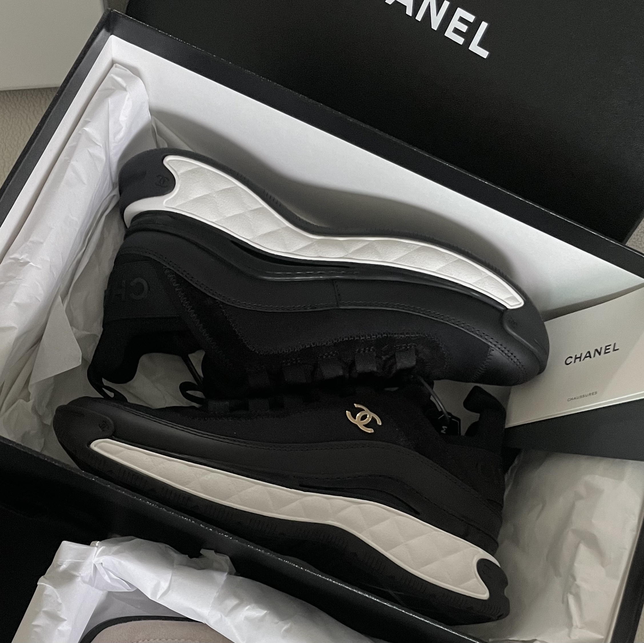 (W) Chanel Mixed Fibers Sneakers Velvet Calfskin & Gold Black 착용 스타일