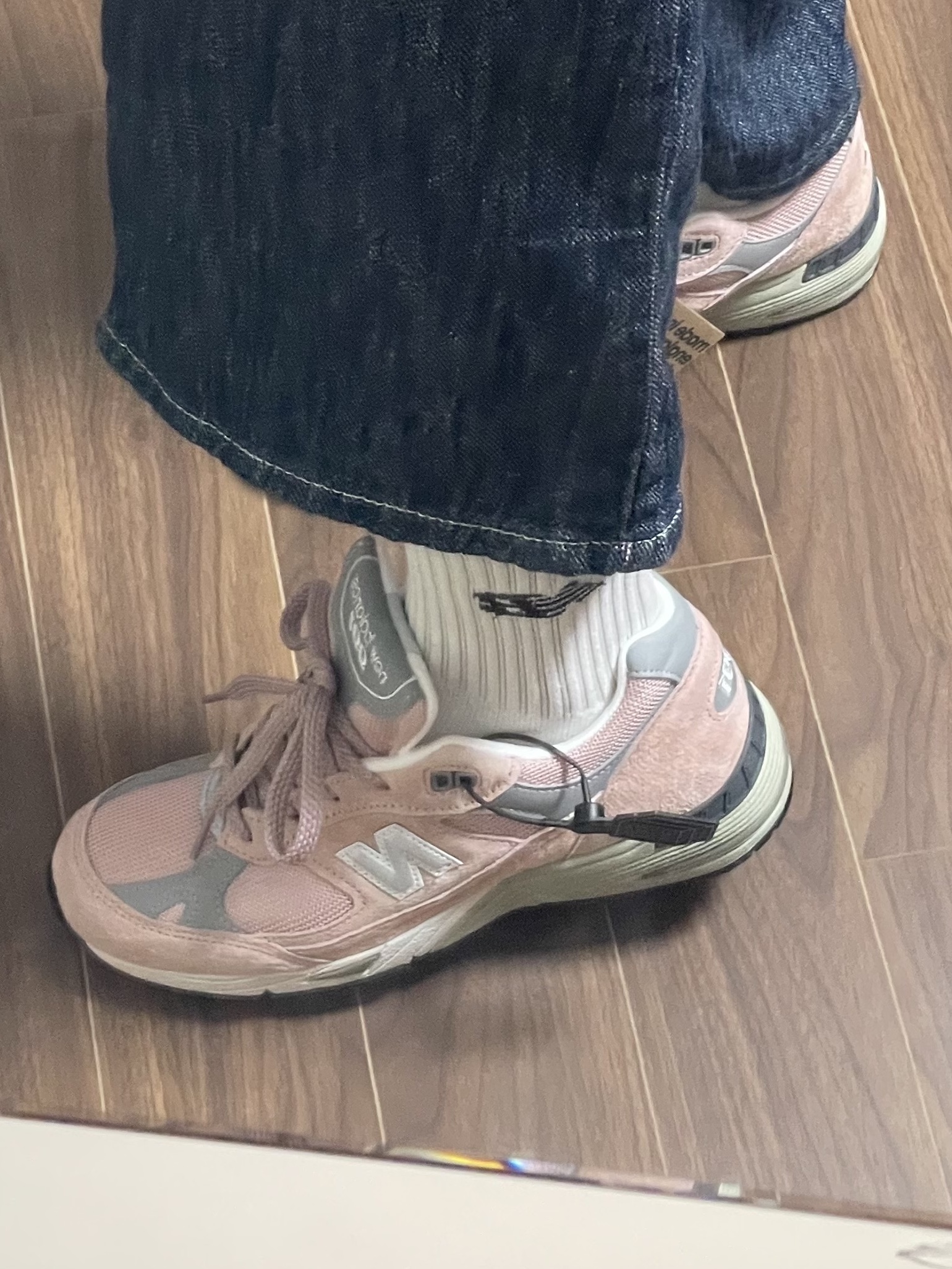 (W) New Balance 991 Made in UK Shy Pink 착용 스타일 - 2