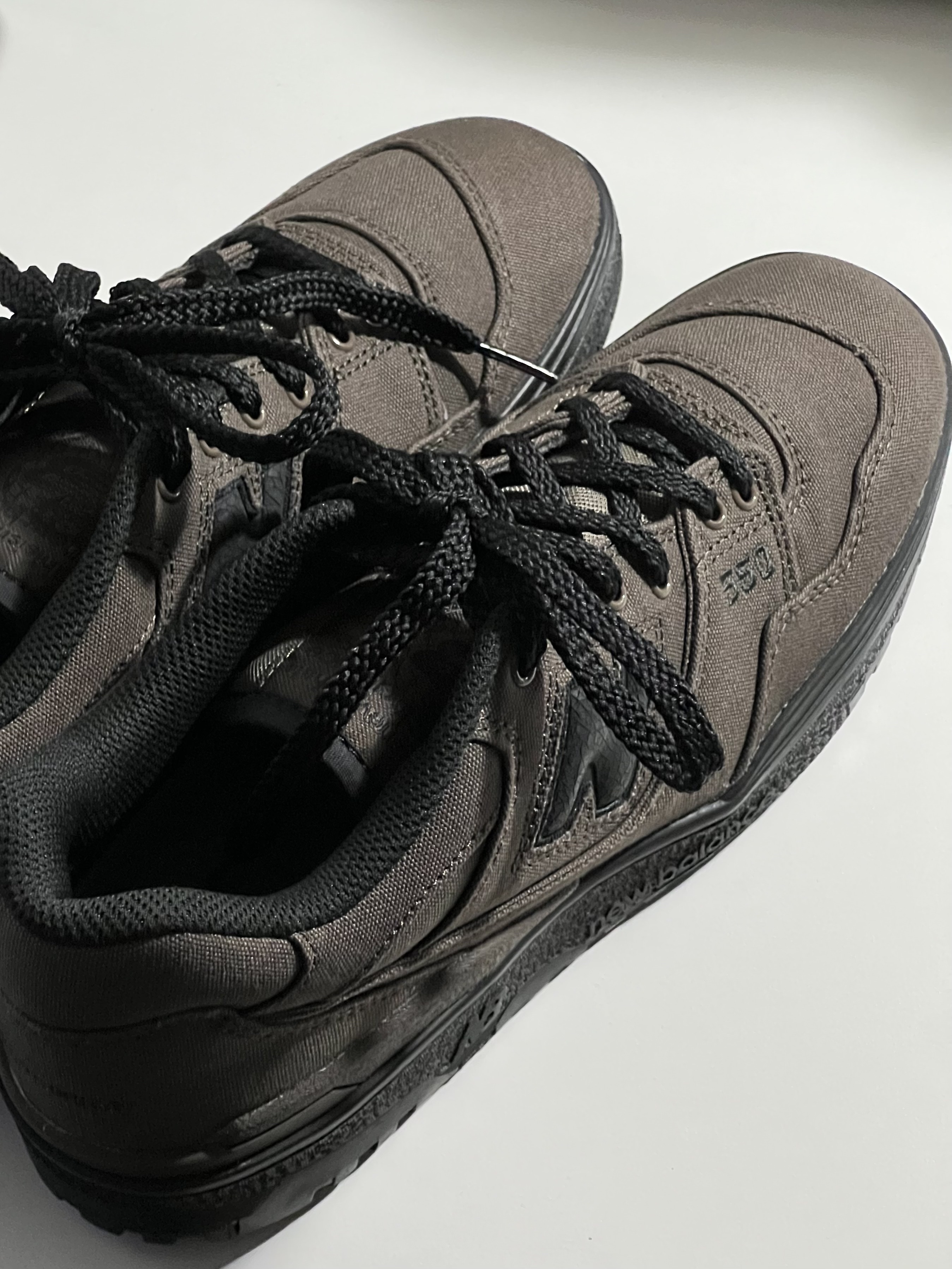 New Balance x Thisisneverthat 550 Brown Black 착용 스타일 - 1