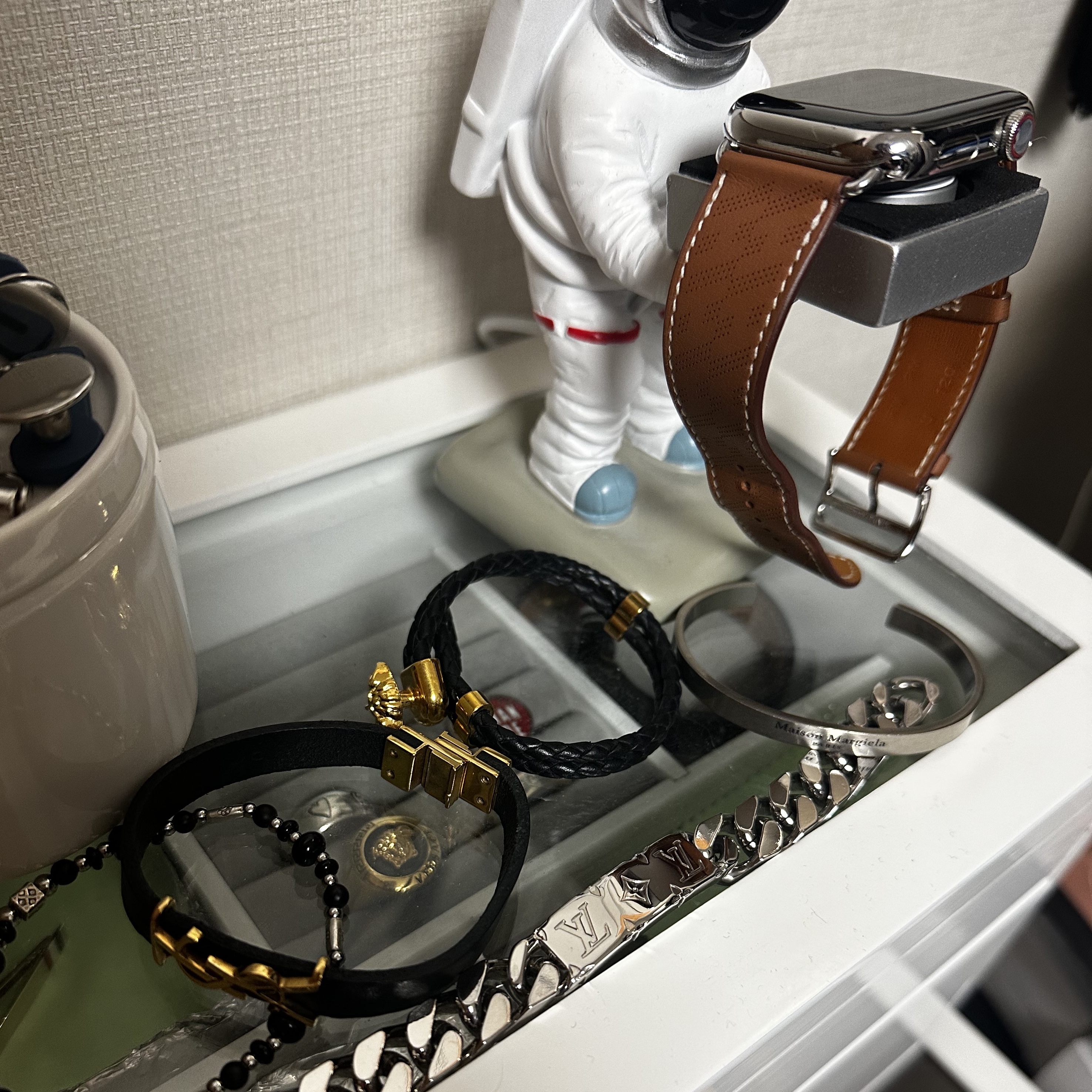Scudo Garden Karen Beads Bracelet Black, Versace Medusa Braided Leather Bracelet Gold 착용 스타일
