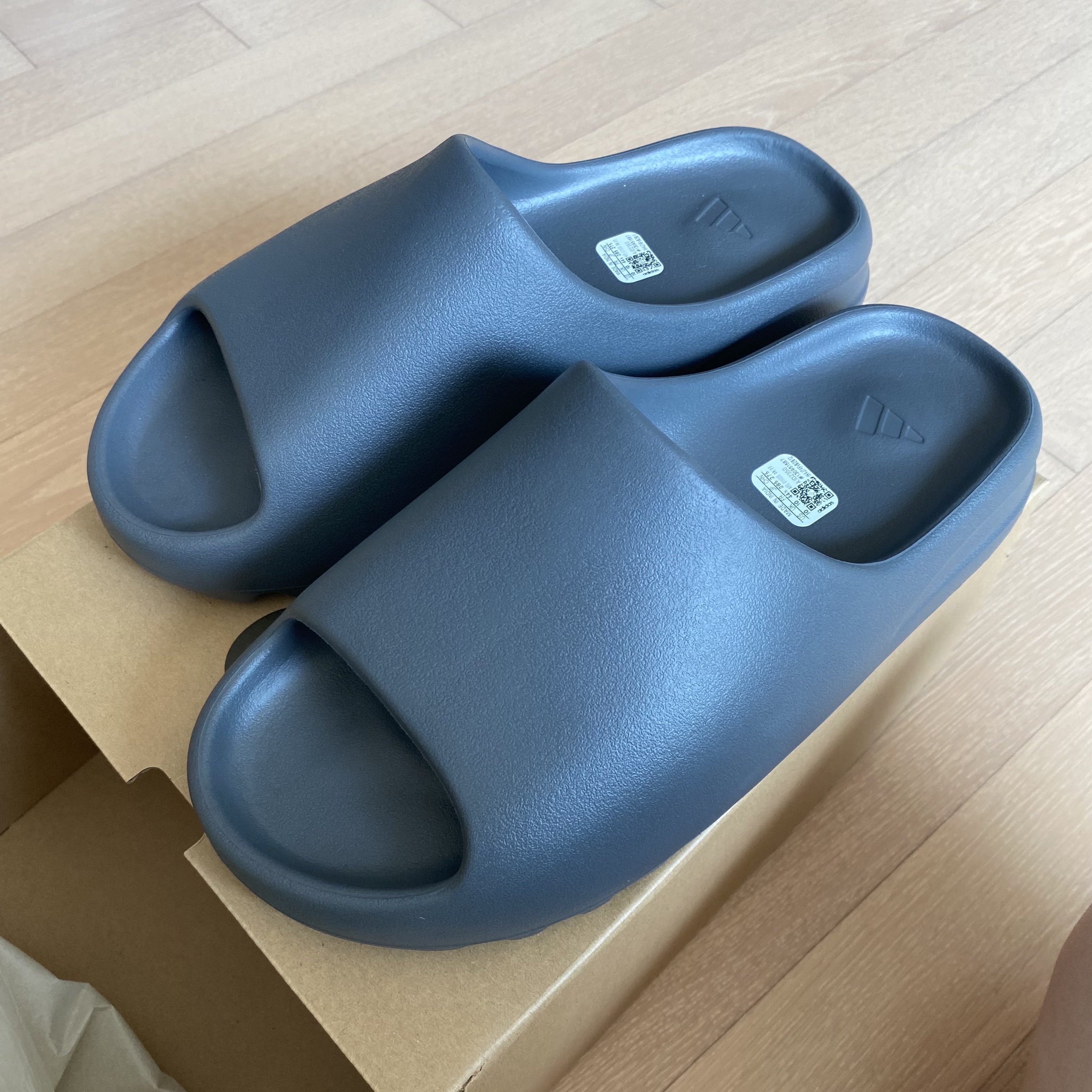 Adidas Yeezy Slide Slate Grey 착용 스타일 - 1