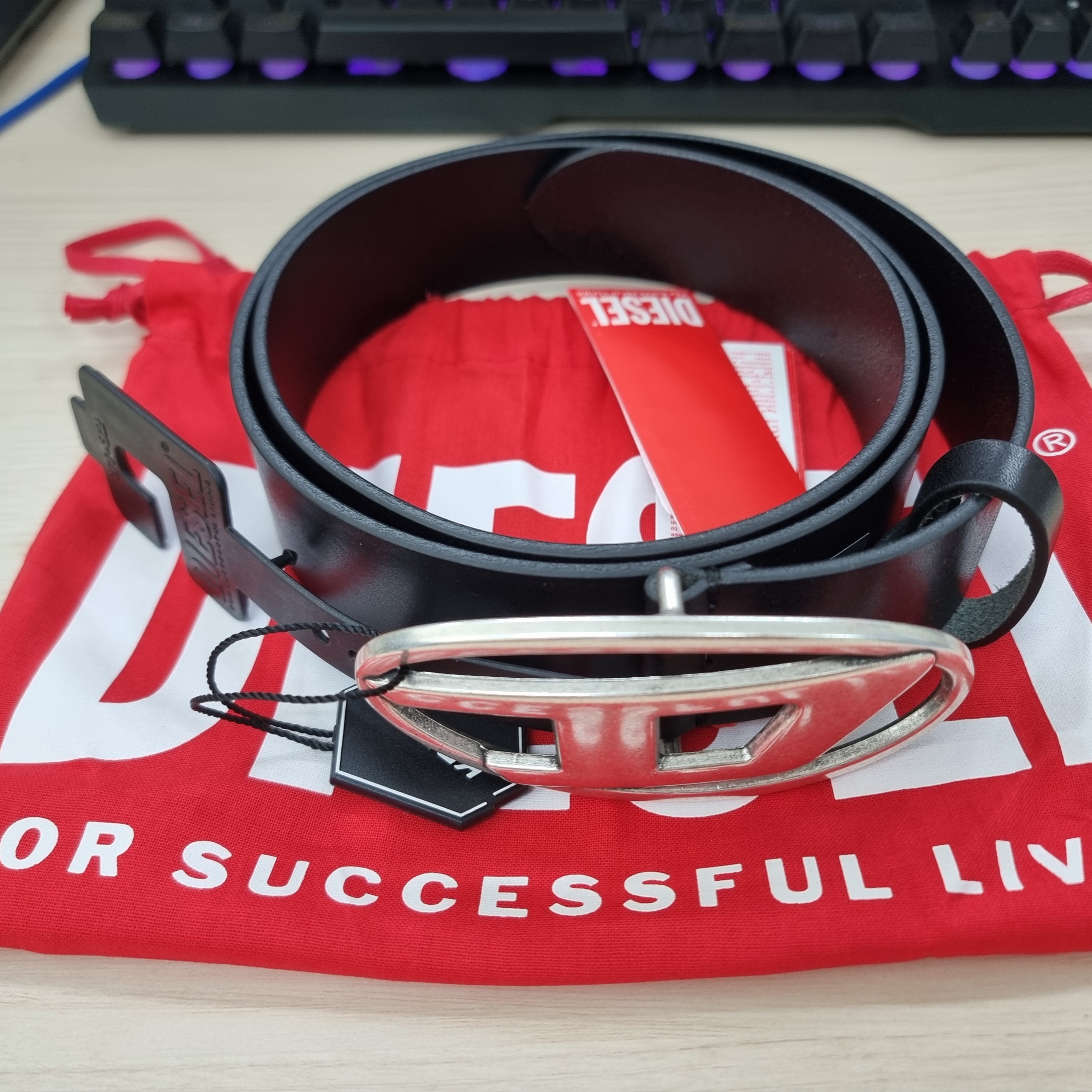 Diesel B-1DR Leather Belt with D Buckle Black 착용 스타일