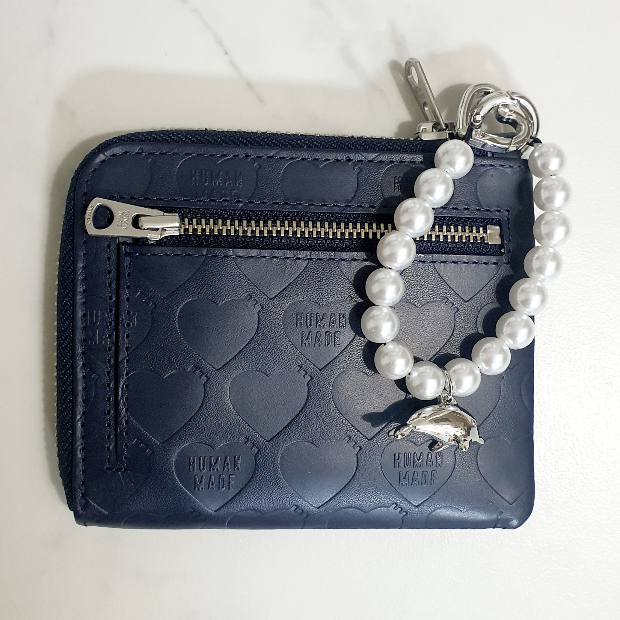 NewJeans Get Up Beads Keyring White, Human Made Leather Zip Wallet Navy 착용 스타일