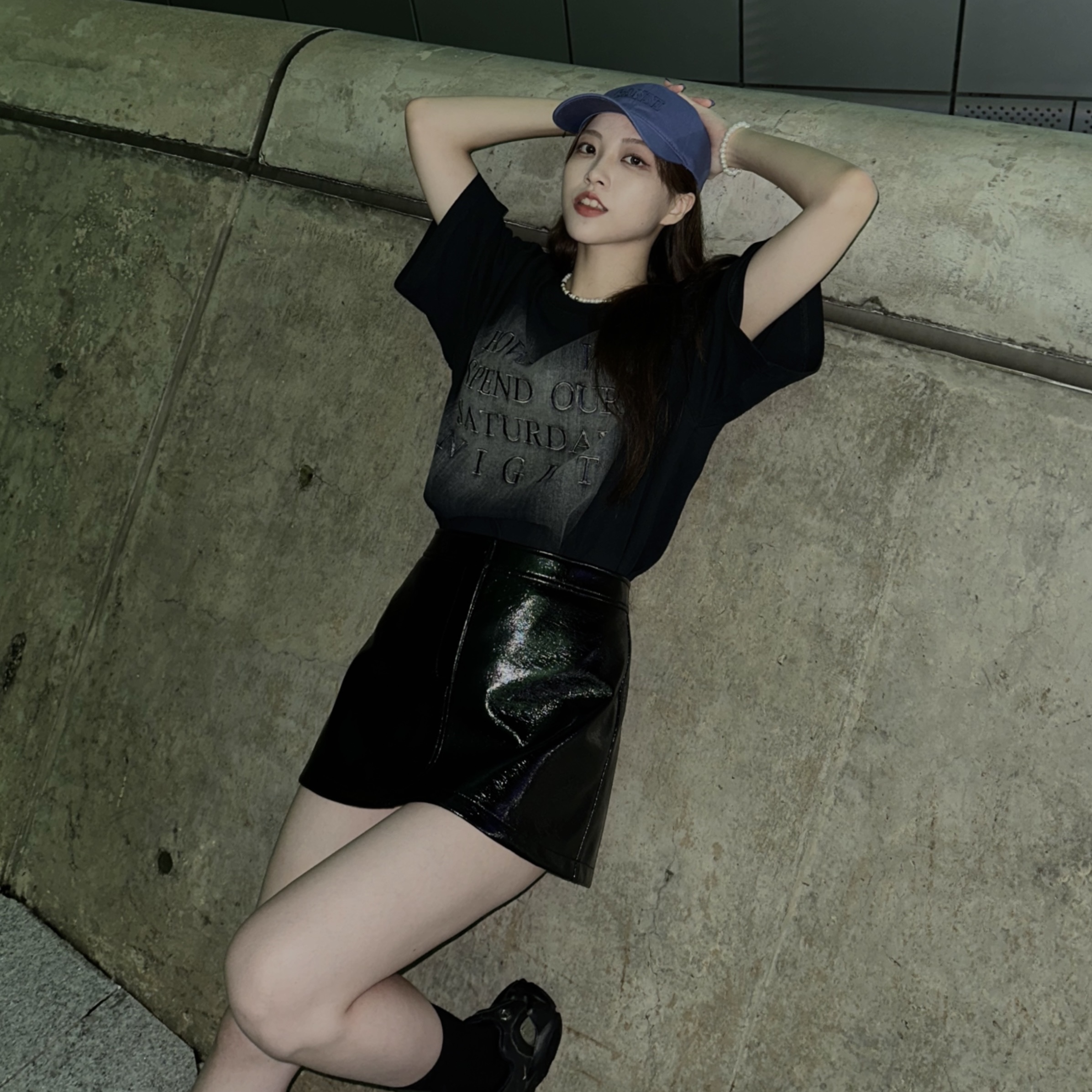 Ganni Software Heavy Cotton Cap Grey Blue, Nike x Drake Nocta Hot Step Air Terra Triple Black 착용 스타일 - 3