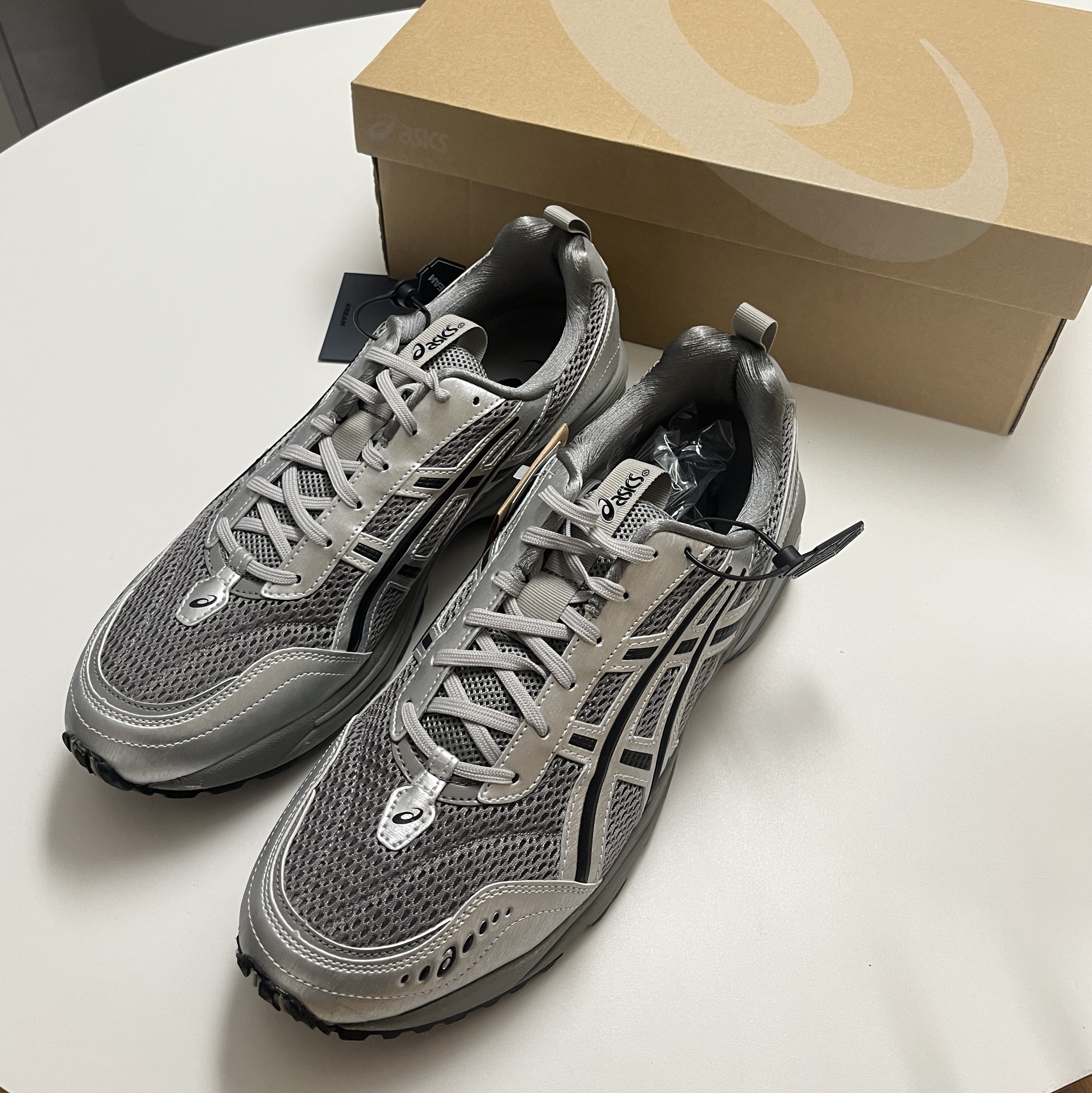Asics x Freja Wewer Gel-1090 V2 Clay Grey Pure Silver 착용 스타일