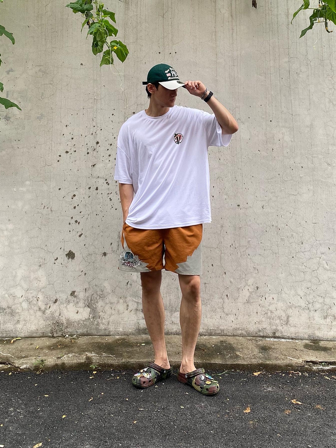 Crocs x Palace Classic Clog Woodland Camo 착용 스타일 - 4