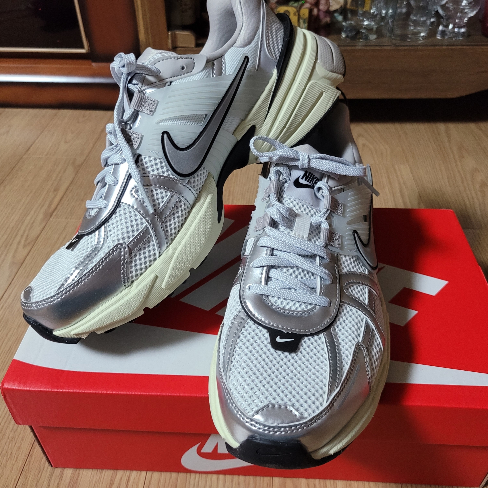 Nike V2K Run Summit White Metallic Silver 착용 스타일 - 2