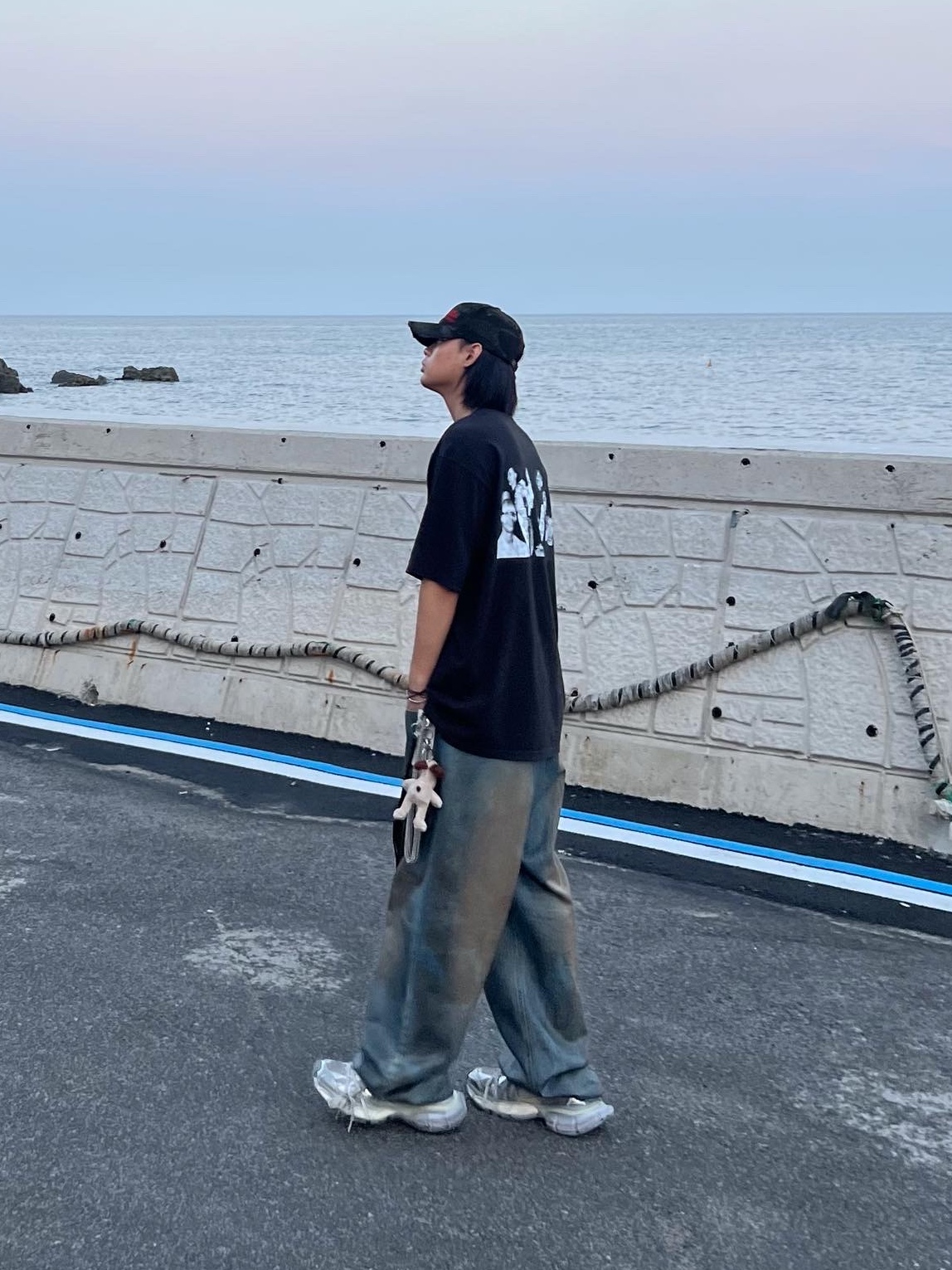 Project G/R Coated Backward Denim Pants Blue, Stussy x Martine Rose Collage Pigment Dyed T-Shirt Black 착용 스타일 - 1