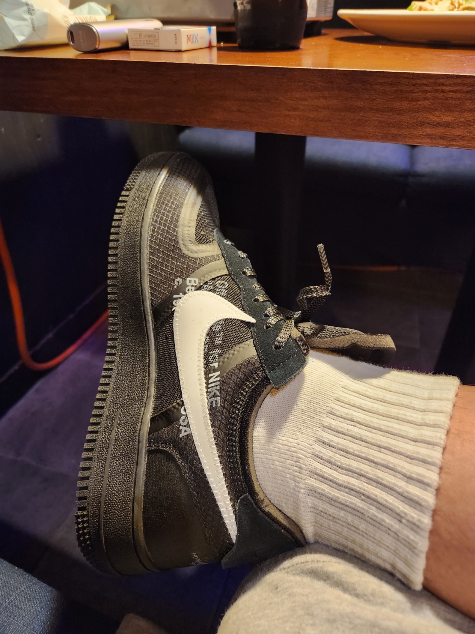 Nike x Off-White Air Force 1 Low Black White 착용 스타일 - 3