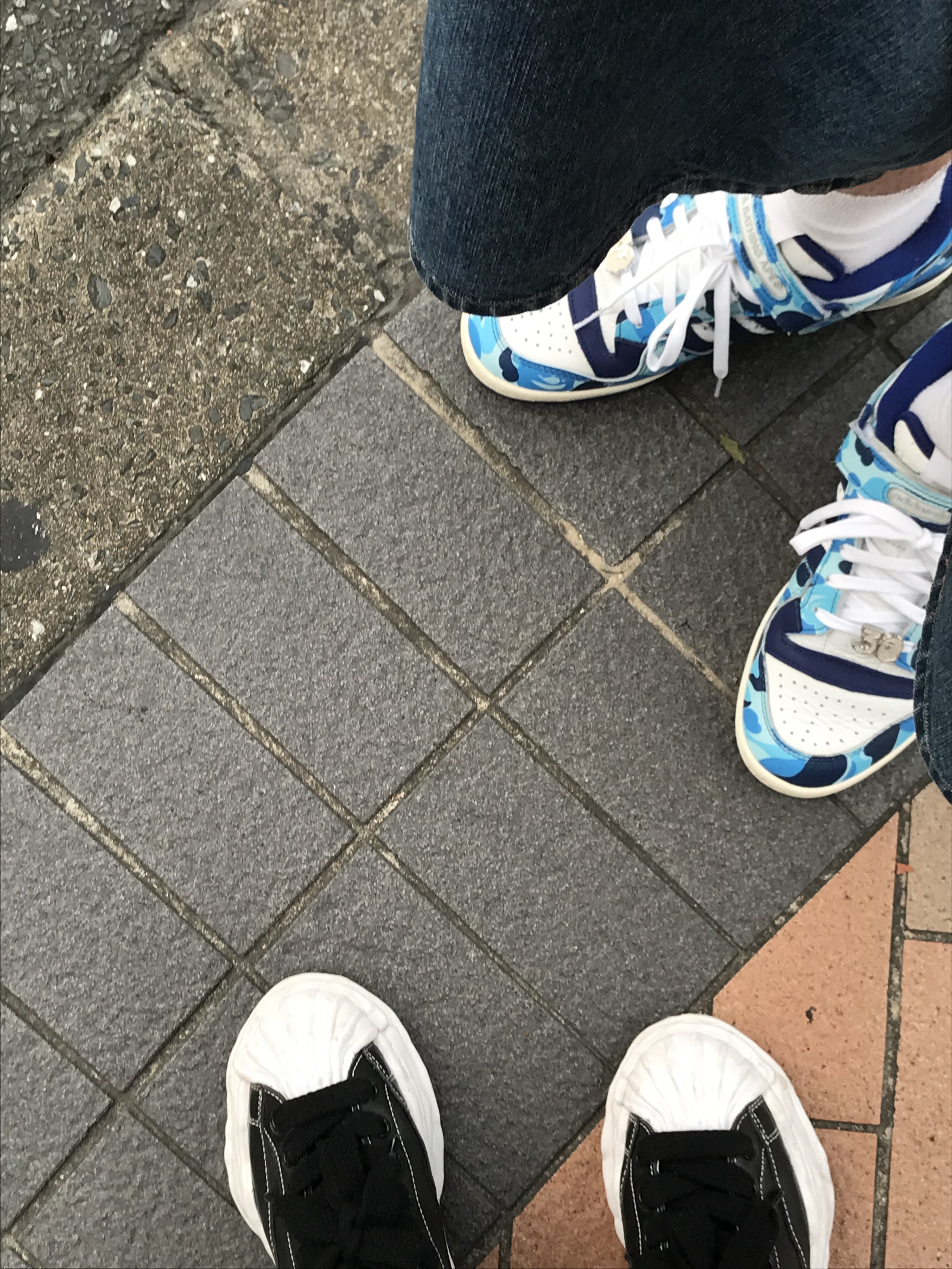 Adidas x BAPE Forum 84 Low Blue Camo, Maison Mihara Yasuhiro Blakey OG Sole Leather Low-top Sneakers Black 착용 스타일 - 4