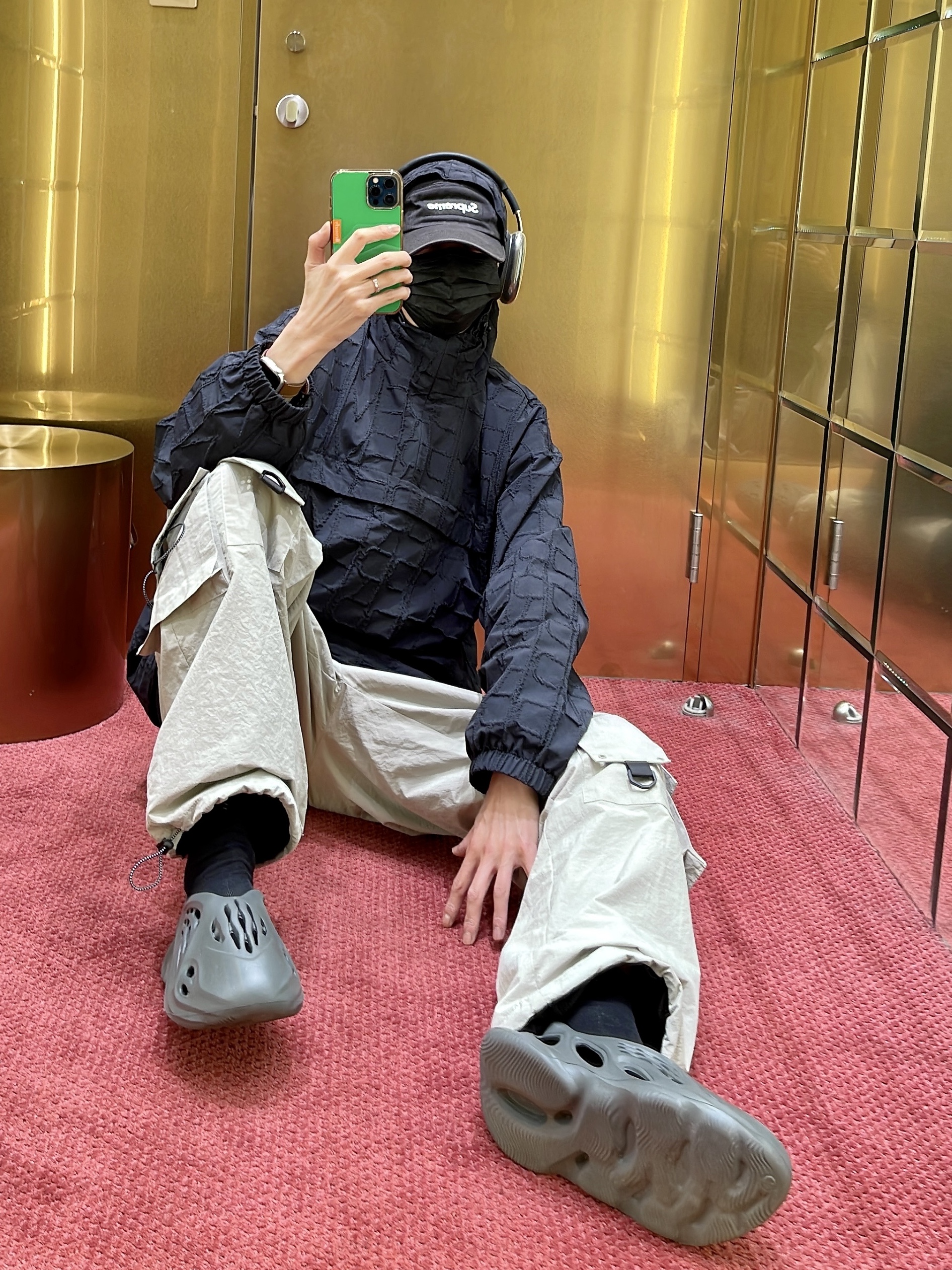 Adidas Yeezy Foam RNNR Carbon, Supreme Repeat Stitch Anorak Black - 23SS 착용 스타일 - 2