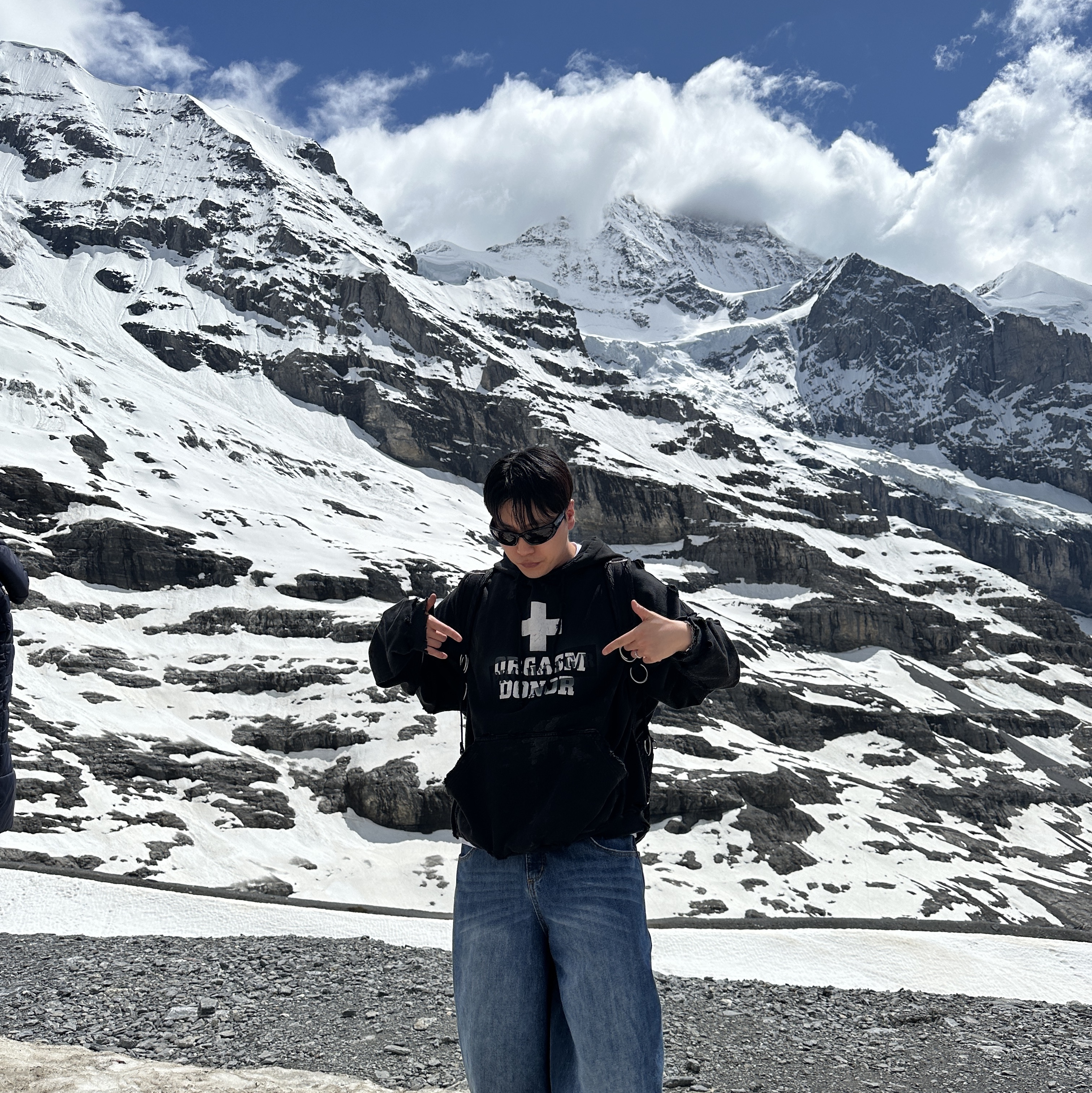 Balenciaga Swift Oval Sunglasses Black, Project G/R Verified Orgasm Donor Hoodie Dirty Black 착용 스타일 - 2