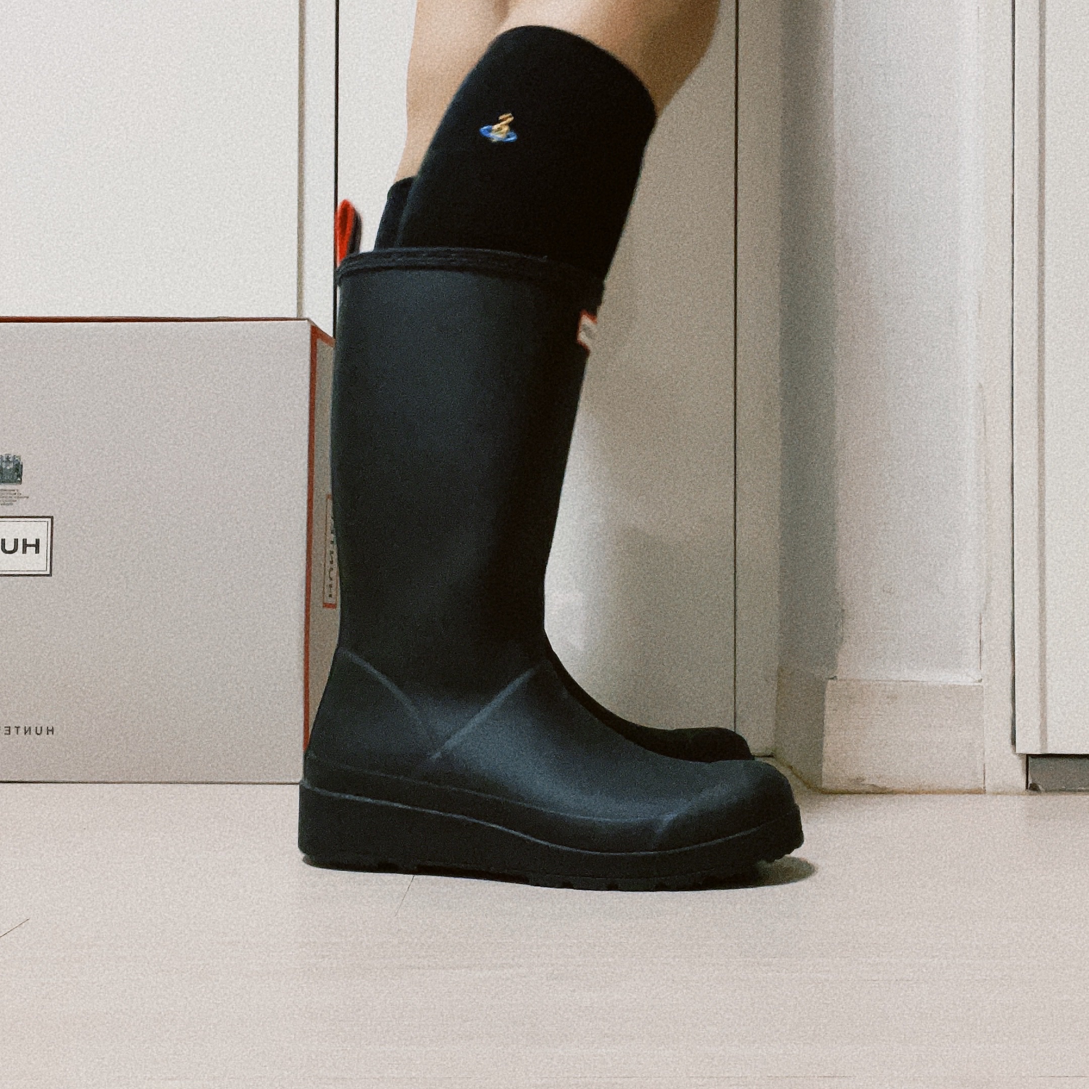 (W) Hunter Play Tall Wellington Rain Boots Black 착용 스타일 - 2