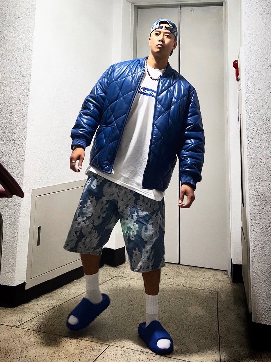 Supreme Flames Jacquard Denim Camp Cap Washed Indigo - 23SS, Supreme Flames Jacquard Baggy Denim Shorts Washed Indigo - 23SS 착용 스타일 - 1