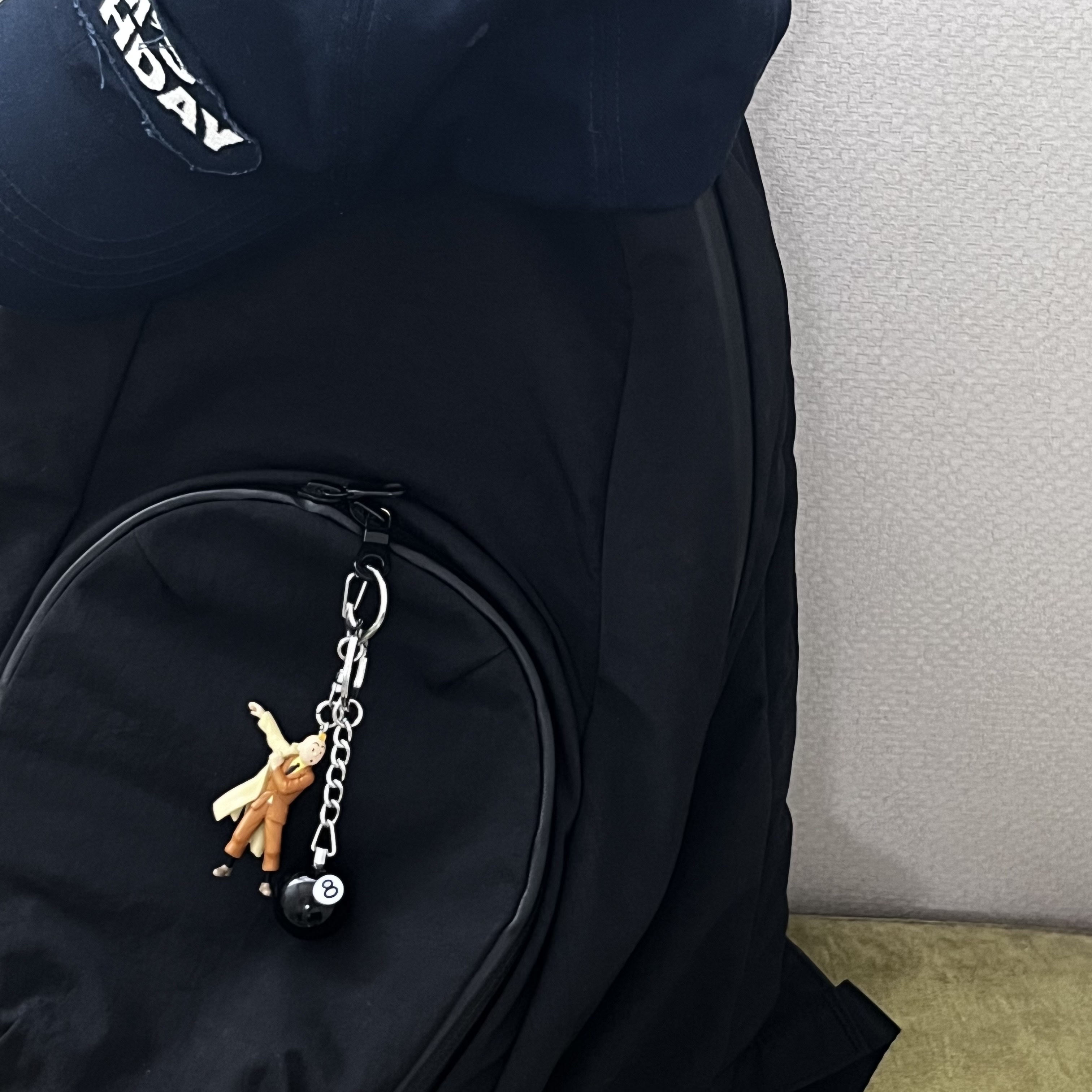 Stussy 8 Ball Keychain Black 착용 스타일 - 1