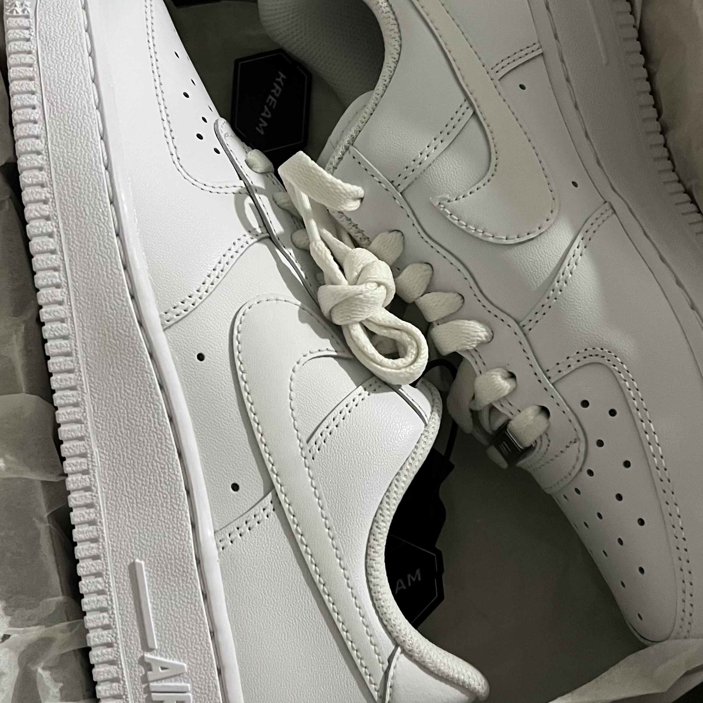 (W) Nike Air Force 1 '07 Low White, (GS) Nike Air Force 1 LE White 착용 스타일 - 1