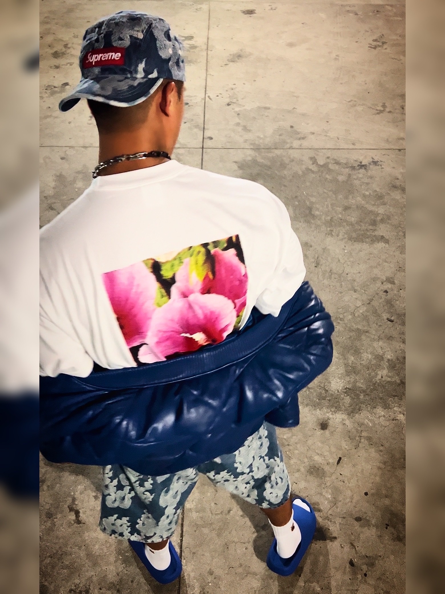 Supreme Flames Jacquard Denim Camp Cap Washed Indigo - 23SS, Supreme Flames Jacquard Baggy Denim Shorts Washed Indigo - 23SS 착용 스타일 - 3