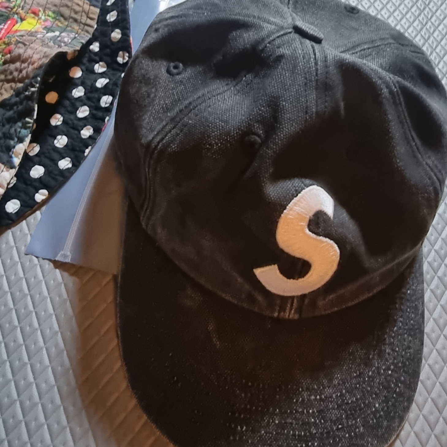 Supreme Pigment Canvas S Logo 6-Panel Black - 23SS 착용 스타일