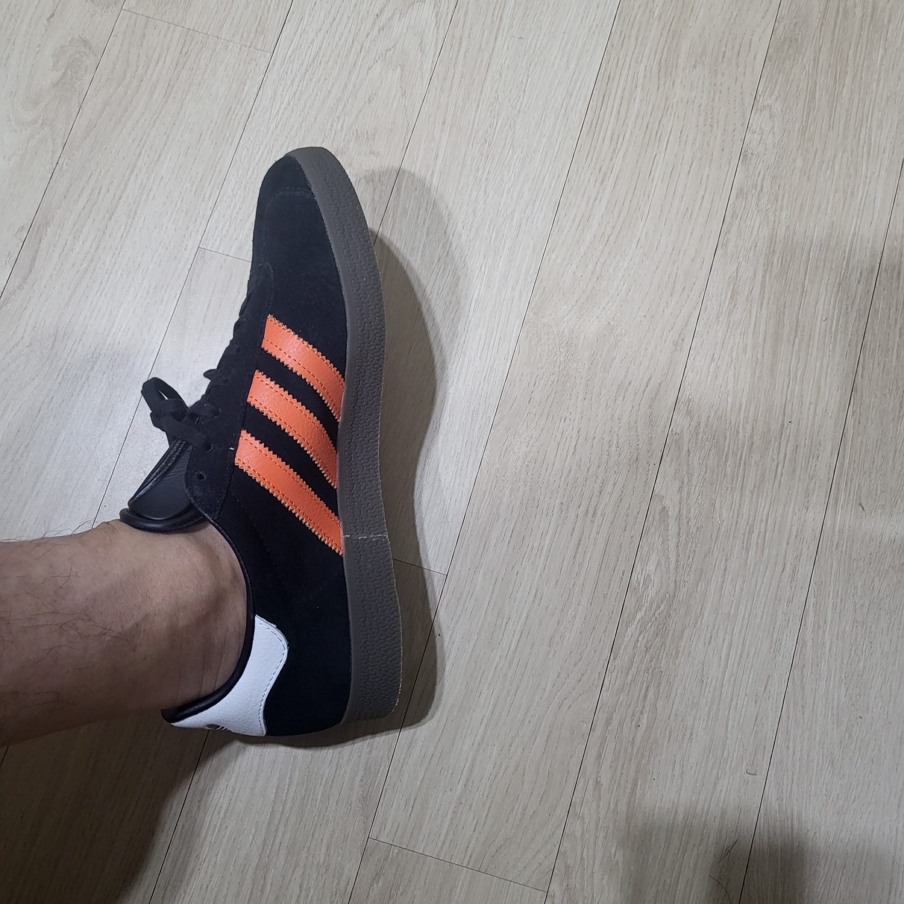 Adidas Gazelle Core Black Orange 착용 스타일 - 1