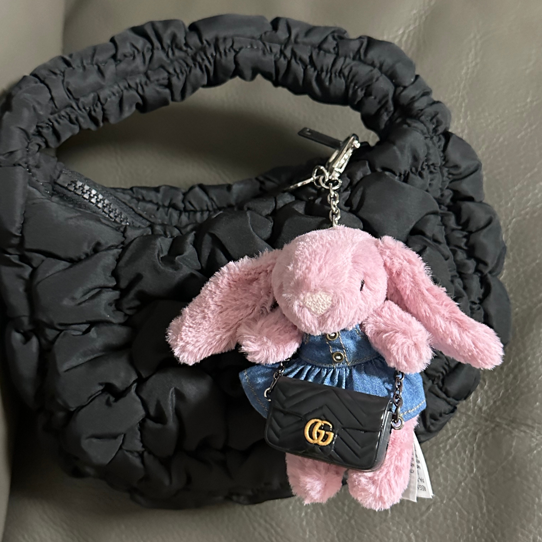 COS Quilted Micro Bag Black 착용 스타일 - 2