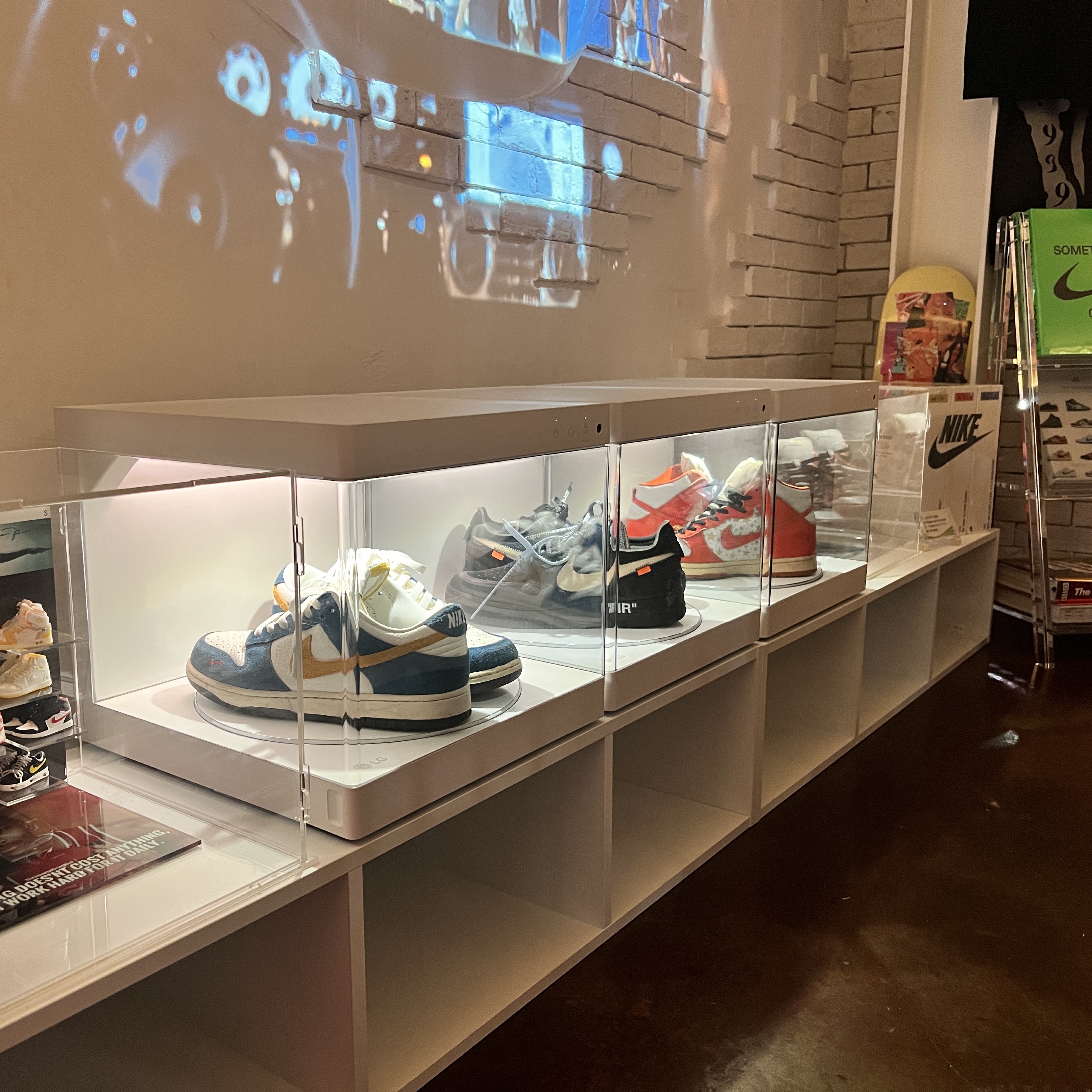 Nike x Kasina Dunk Low 80's Bus, Nike x Off-White Air Force 1 Low Black White 착용 스타일