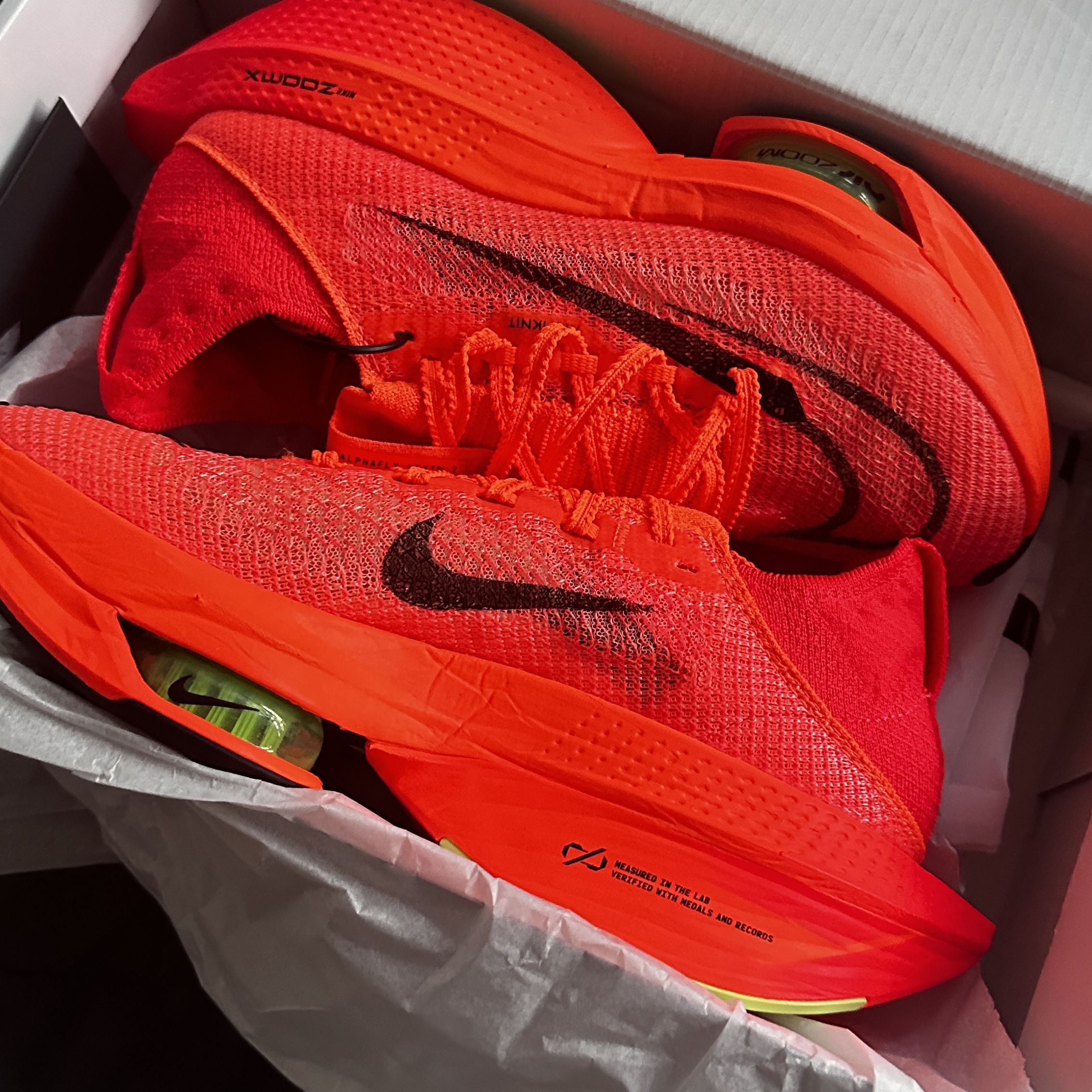 (W) Nike Air Zoom Alphafly Next% 2 Total Orange Black 착용 스타일 - 4