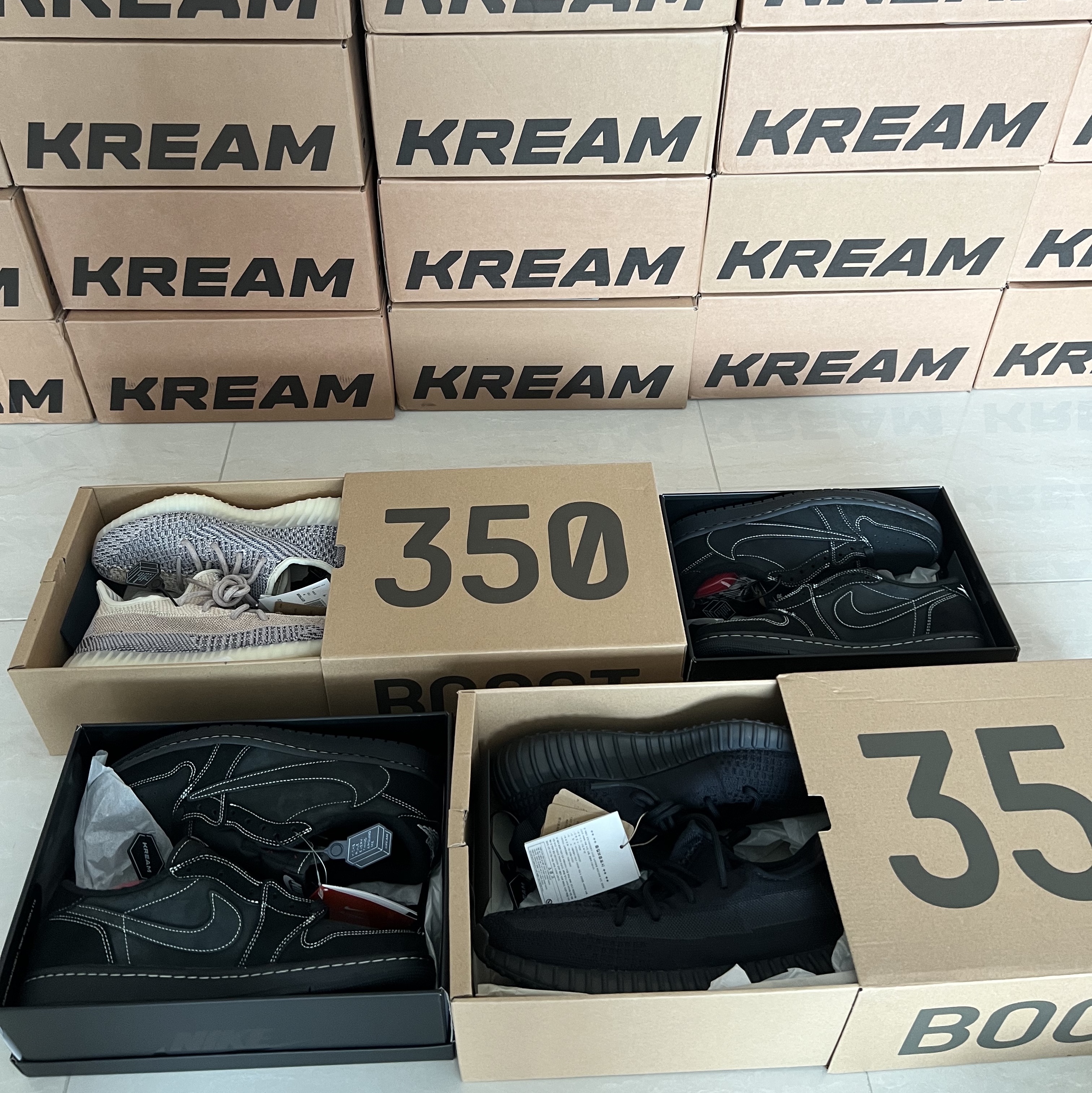 Jordan 1 x Travis Scott Retro Low OG SP Black Phantom, Adidas Yeezy Boost 350 V2 Onyx 착용 스타일