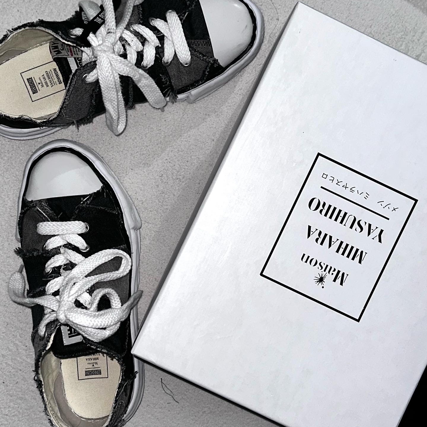 Maison Mihara Yasuhiro Peterson OG Sole Canvas Low-top Sneakers Natural, Maison Mihara Yasuhiro Blakey OG Sole Canvas Low-top Sneakers Black White 착용 스타일 - 2