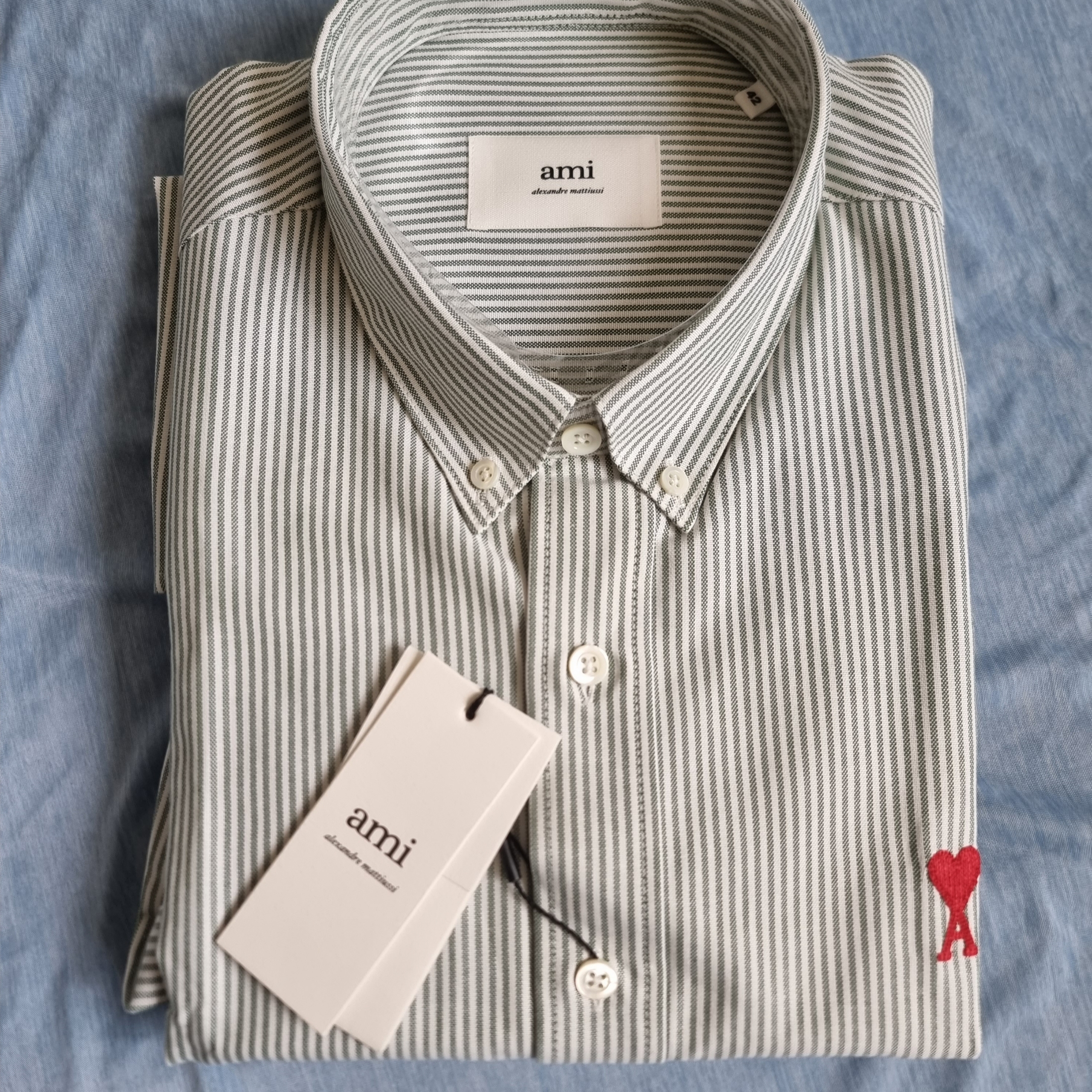 AMI de Coeur Striped Button-Down Shirt Green Natural White 착용 스타일 - 2